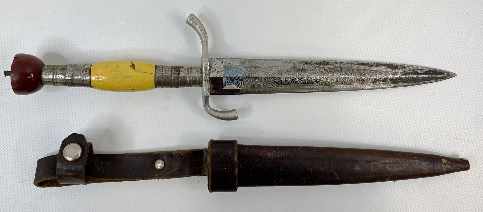 VINTAGE DAGGER 10 1/2 INCHES LONG (1 of 7)