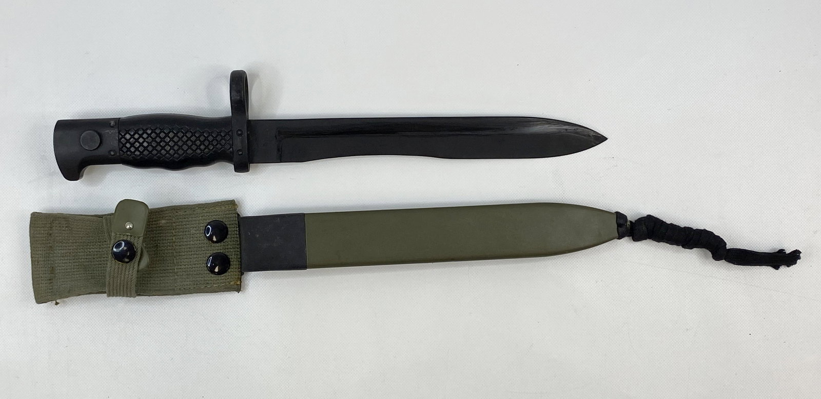 VINTAGE SPANISH TOLEDO ARMY BAYONET & SCABBARD: VINTAGE SPANISH TOLEDO ARMY BAYONET & SCABBARD CONDITION: Pre-owned SIZE: 14 inches long SHIPPING FEE CANADA 15.00$ USA 20.00$ Combined shipping is available for an extra fee, but only on items won on