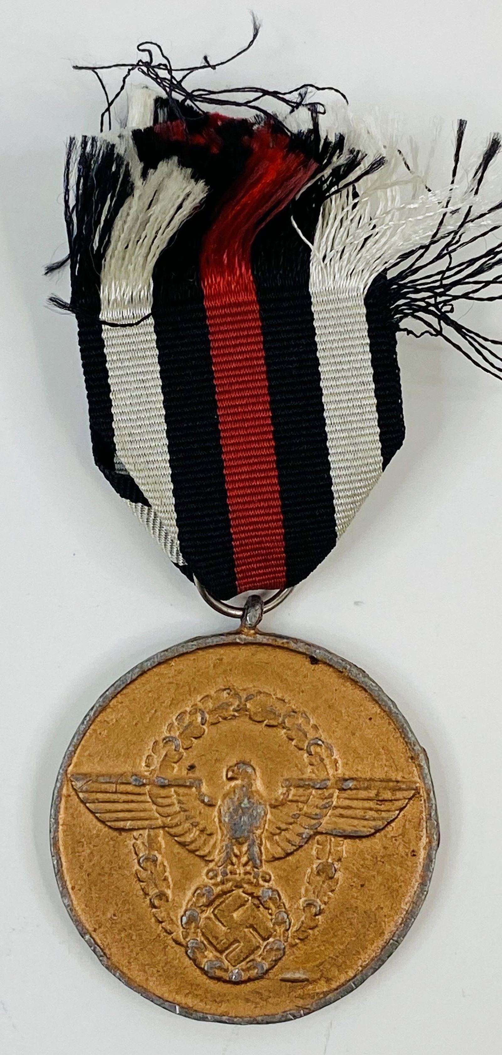 1939-45 WW2 GERMAN ARMY POLICE MEDAL: 1939-45 WW2 GERMAN ARMY POLICE MEDAL CONDITION : pre-owned SHIPPING FEE CANADA 4.00$ USA 4.00$ Combined shipping is available for an extra fee, but only on items won on the same date. *All prices are