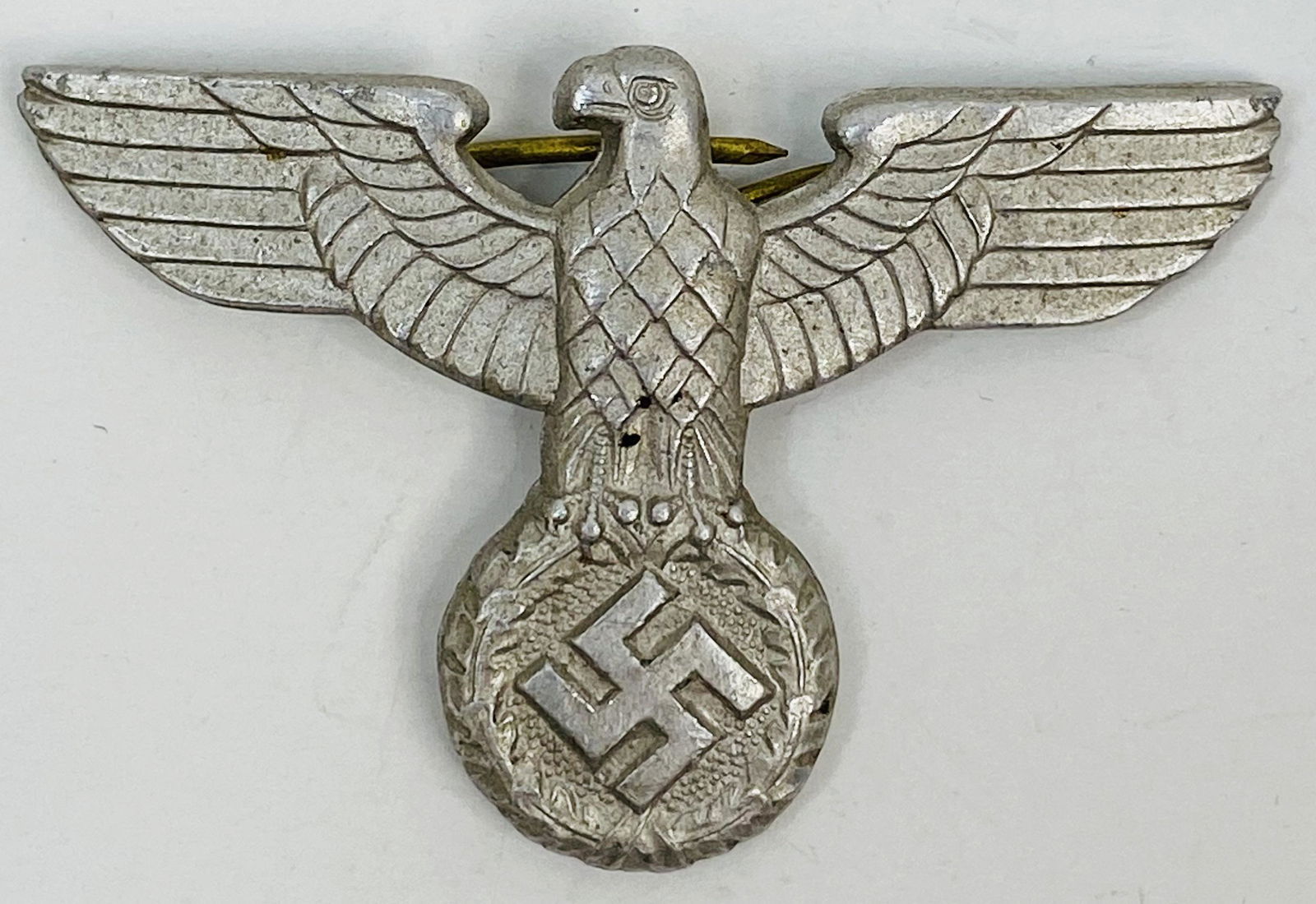 1939-45 WW2 GERMAN ARMY EAGLE CAP BADGE (1 of 2)