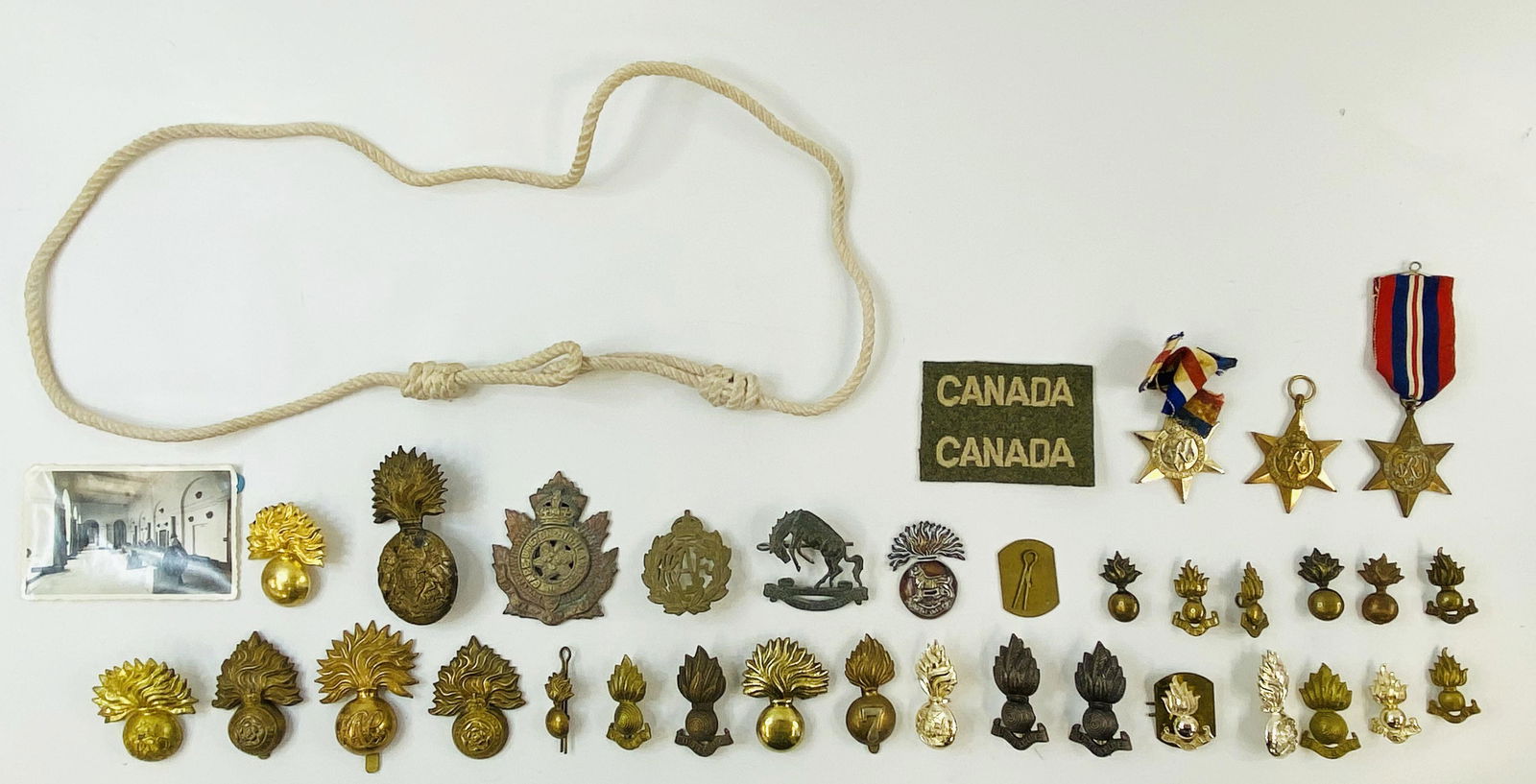 1939-45 WW2 CANADA BADGES, MEDALS & OTHERS LOT OF 35: 1939-45 WW2 CANADA BADGES, MEDALS & OTHERS LOT OF 35 CONDITION : pre-owned SHIPPING FEE CANADA 10.00$ USA 15.00$ Combined shipping is available for an extra fee, but only on items won on the same date