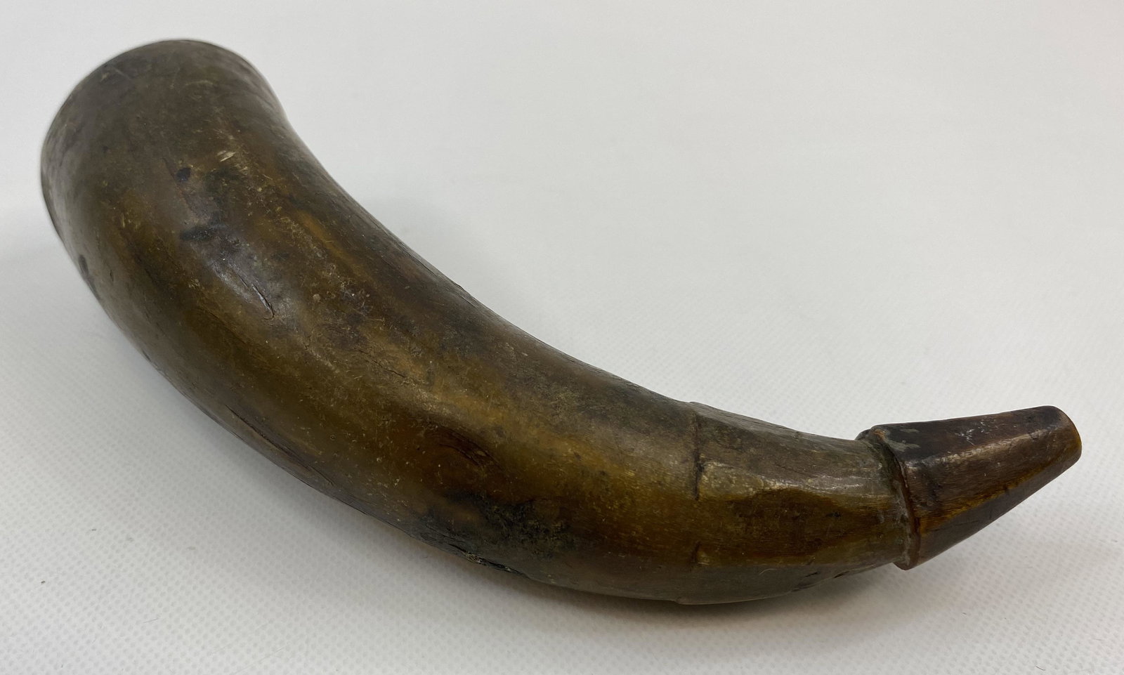 1800'S GUN BLACK POWDER HORU FLASK: 1800'S GUN BLACK POWDER HORU FLASK Condition: Pre-Owned. Size: 15 1/2 inches long. SHIPPING FEE CANADA 10.00$ USA 15.00$ Combined shipping is available for an extra fee, but only on items won on the s
