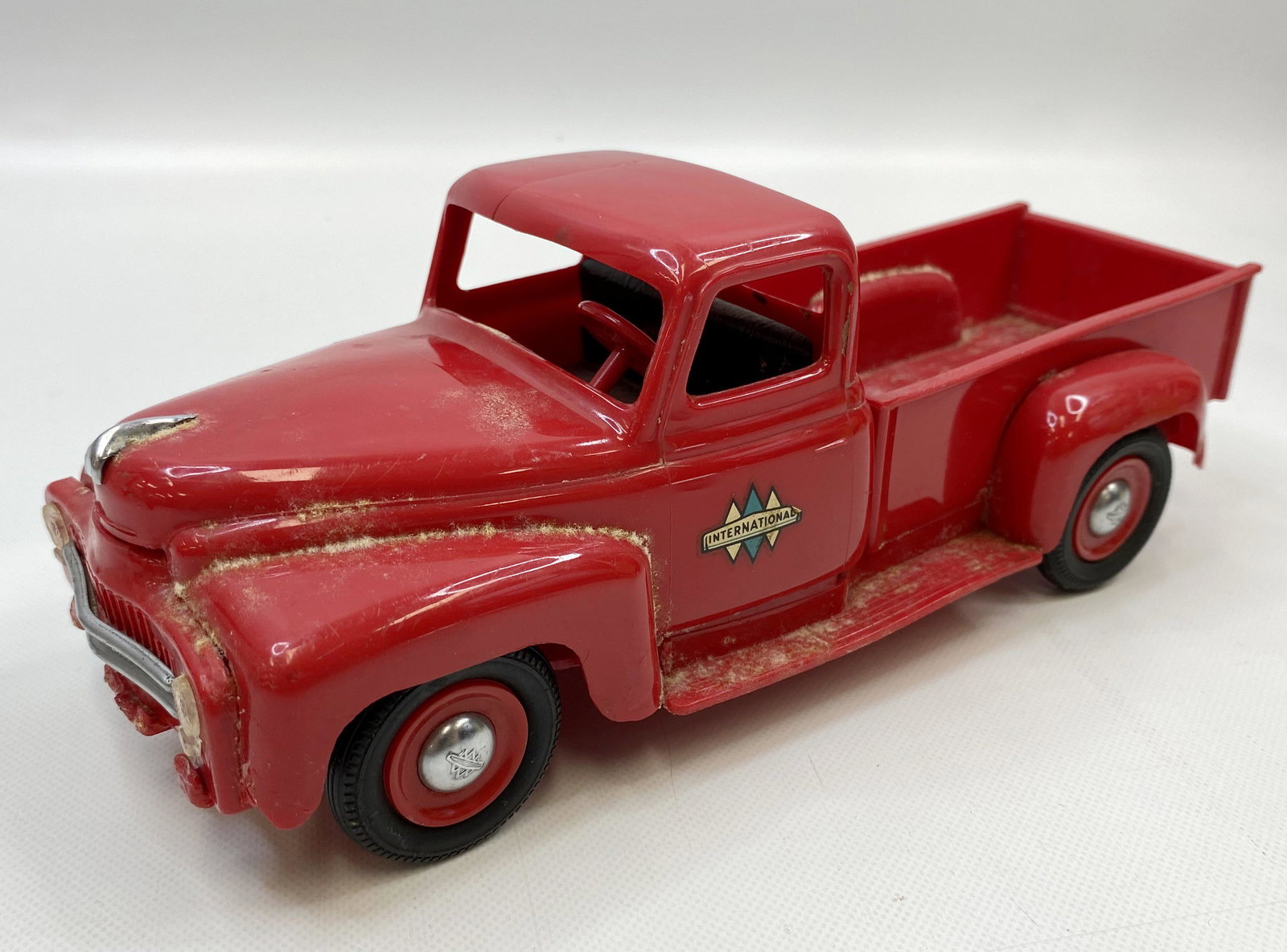 1950'S INTERNATIONAL PLASTIC TOY PICK UP TRUCK: 1950'S INTERNATIONAL PLASTIC TOY PICK UP TRUCK Condition: Pre-Owned. SIZE: 9 INCHES LONG SHIPPING FEE CANADA 10.00$ USA 15.00$ Combined shipping is available for an extra fee, but only on items won on