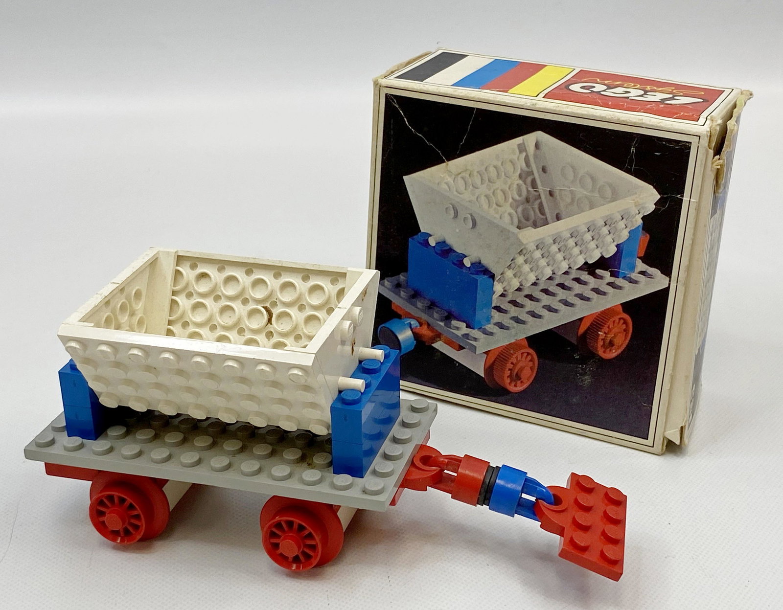 1960'S LEGO SYSTEM 125-1 TIPPING WAGON & BOX: 1960'S LEGO SYSTEM 125-1 TIPPING WAGON & BOX Condition: Pre-Owned. SHIPPING FEE CANADA 15.00$ USA 20.00$ Combined shipping is available for an extra fee, but only on items won on the same date. *All p