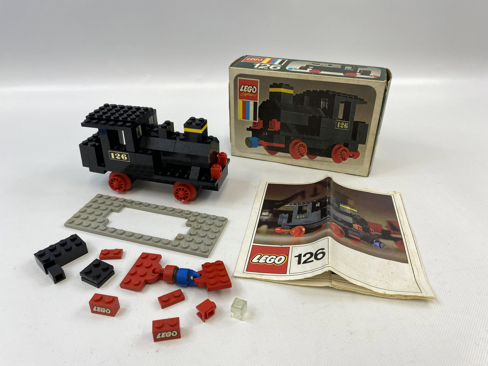 1960'S LEGO SYSTEM 126-1 STEAM LOCOMOTIVE & BOX: 1960'S LEGO SYSTEM 126-1 STEAM LOCOMOTIVE & BOX Condition: Pre-Owned. SHIPPING FEE CANADA 15.00$ USA 20.00$ Combined shipping is available for an extra fee, but only on items won on the same date. *Al