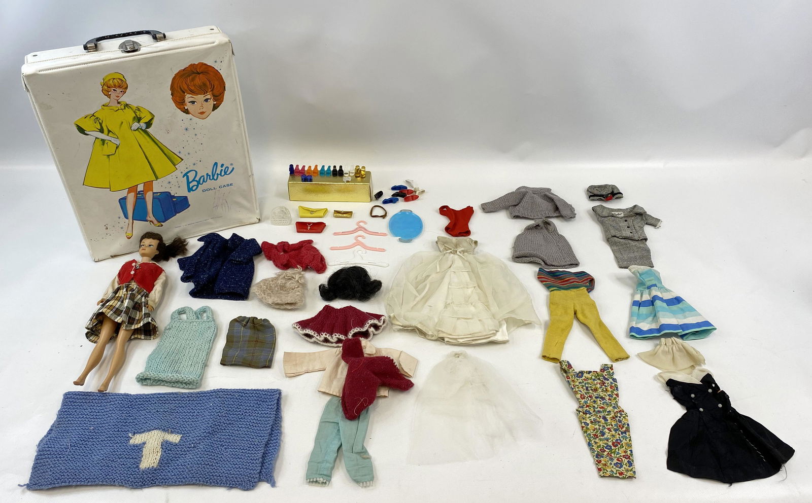 1960'S MATTEL BARBIE DOLL CASE & ACCESSORIES (1 of 13)