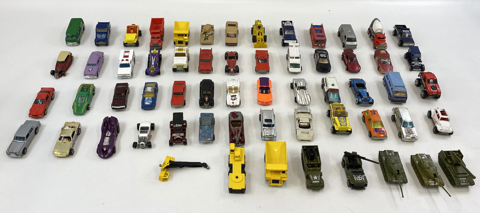 VINTAGE HOT WHEELS DIECAST TOY CAR LOT OF 59: VINTAGE HOT WHEELS DIECAST TOY CAR LOT OF 59 Condition: Pre-Owned. SHIPPING FEE CANADA 25.00$ USA 30.00$ Combined shipping is available for an extra fee, but only on items won on the same date. *All