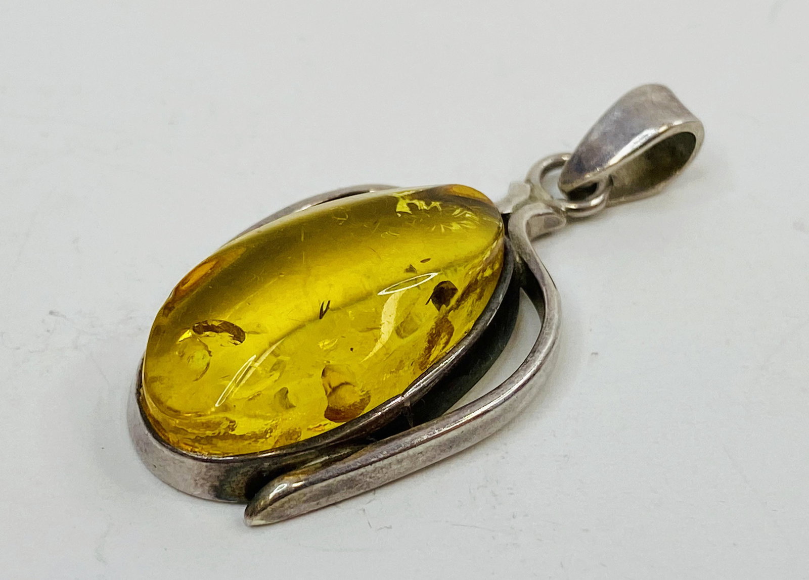 VINTAGE STERLING SILVER OVAL PENDANT AMBER (1 of 3)