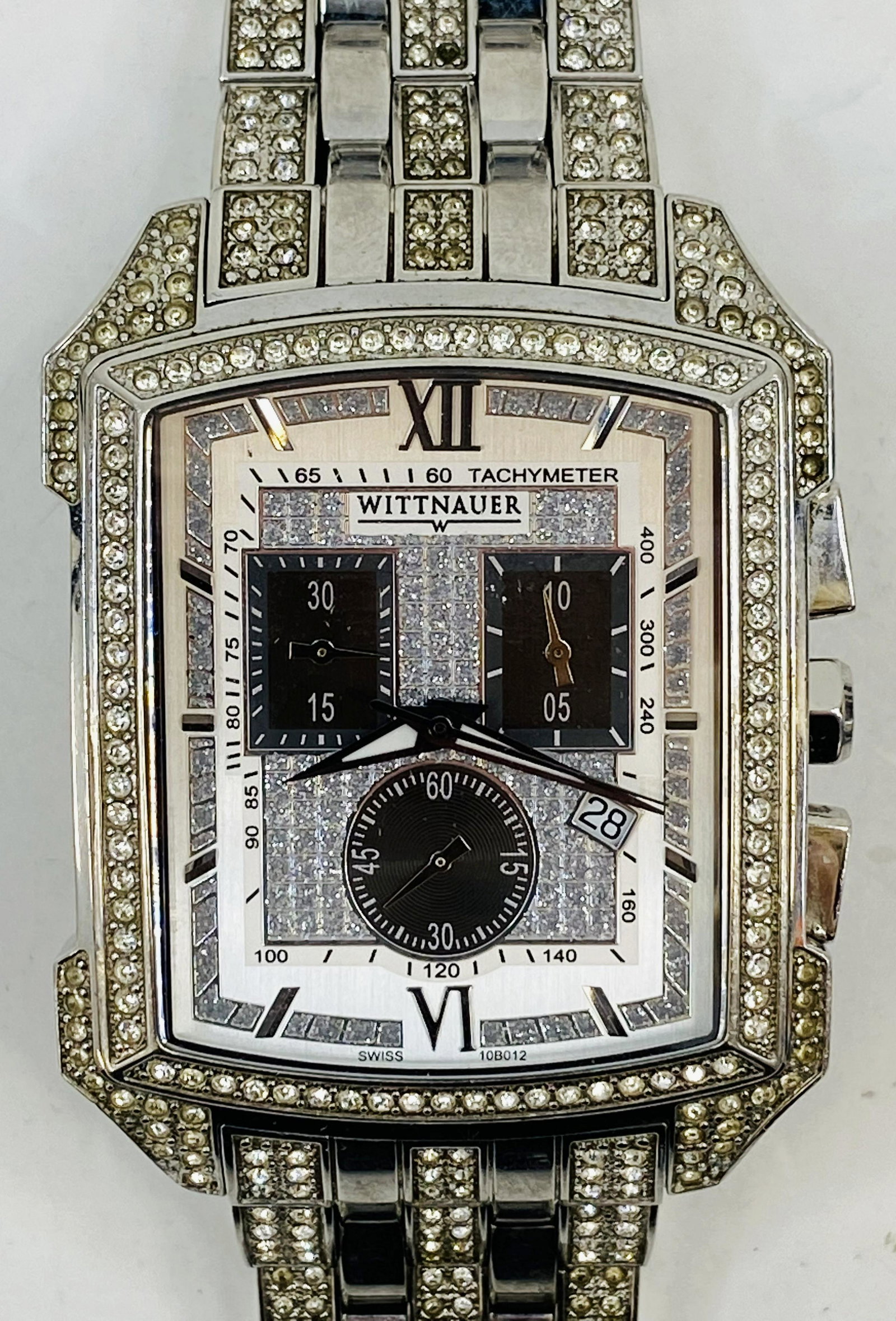 WITTNAUER BATTERY MEN'S WATCH: WITTNAUER BATTERY MEN'S WATCH The watch is pre-owned and runs. Diameter: 35 mm *We can't garantee that the watch keeps accurate time, it wasn't tested long enough* SHIPPING FEE CANADA 15.00$ USA 20.00