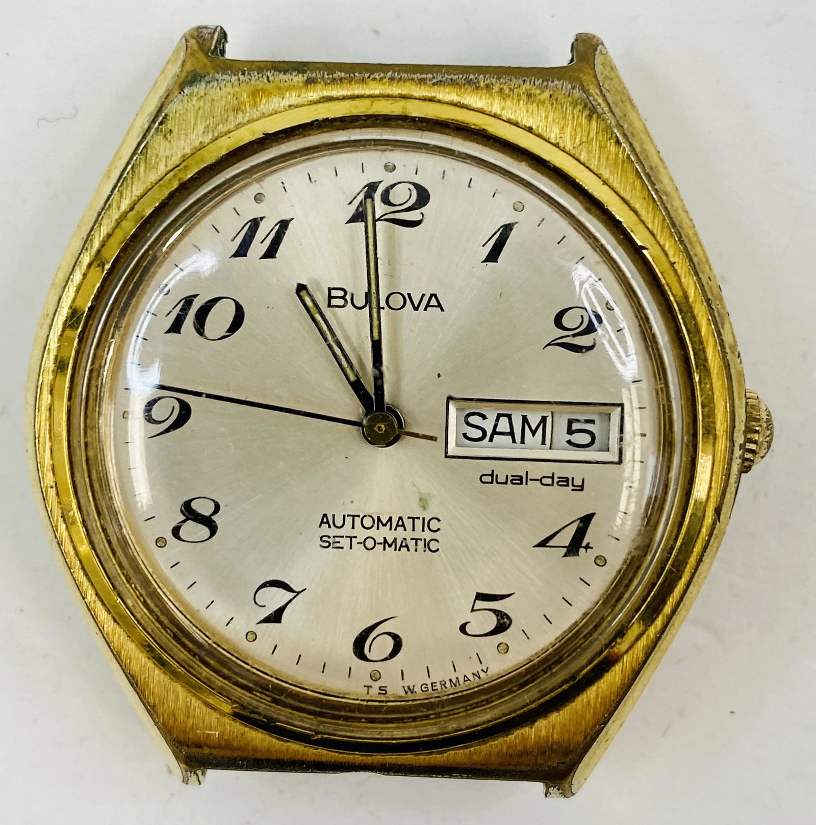 VINTAGE BULOVA SET-O-MATIC GOLD FILLED AUTOMATIC MEN'S WATCH: VINTAGE BULOVA SET-O-MATIC GOLD FILLED AUTOMATIC MEN'S WATCH The watch is pre-owned and runs. Diameter: 37 mm *We can't garantee that the watch keeps accurate time, it wasn't tested long enough* SHIPP