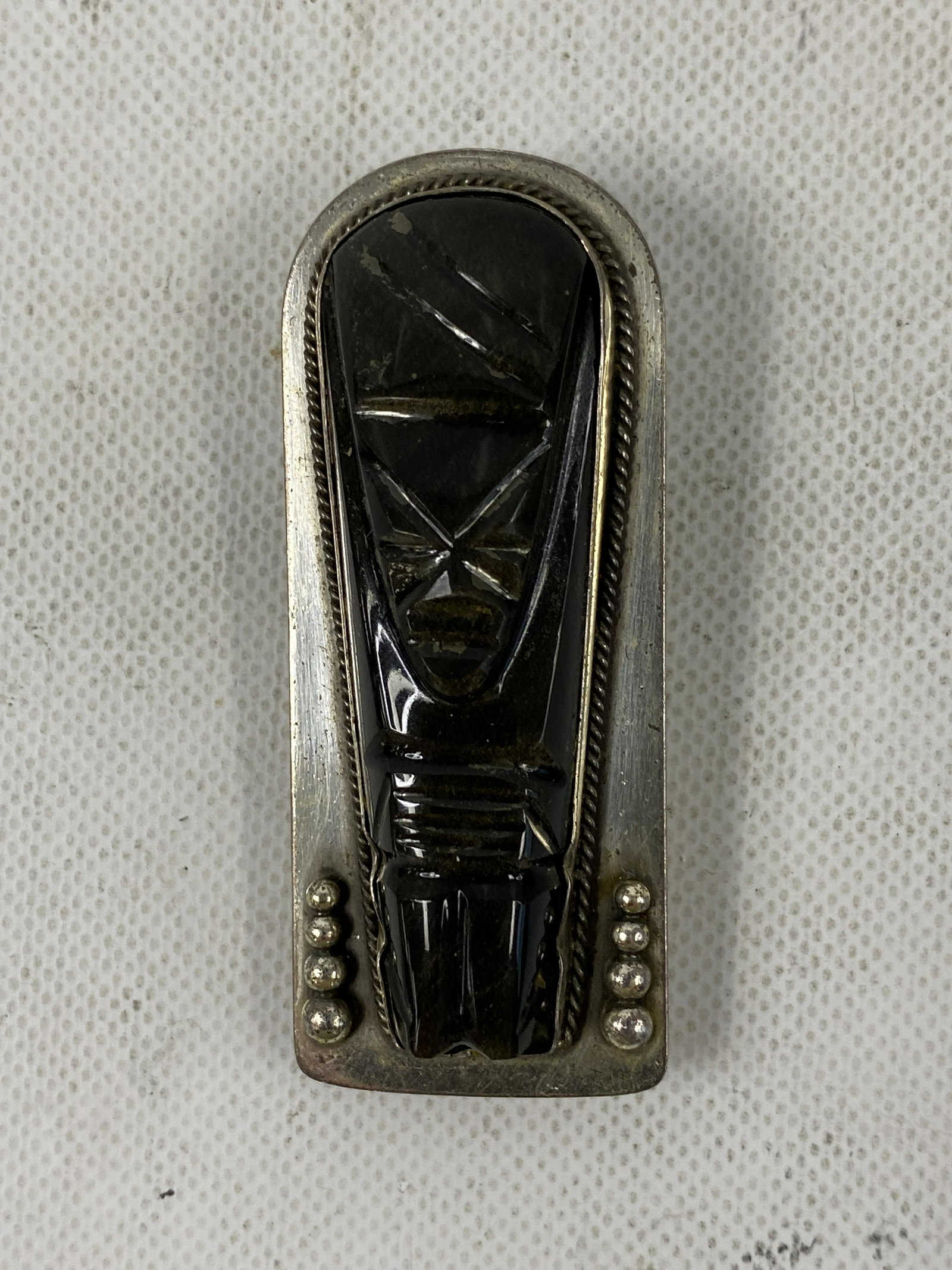 VINTAGE STERLING SILVER AFRICAN STATUE BROOCH BLACK STONE: VINTAGE STERLING SILVER AFRICAN STATUE BROOCH BLACK STONE CONDITION: PRE-OWNED WEIGHT: 32,5g SHIPPING FEE CANADA 10.00$ USA 15.00$ Combined shipping is available for an extra fee, but only on items wo
