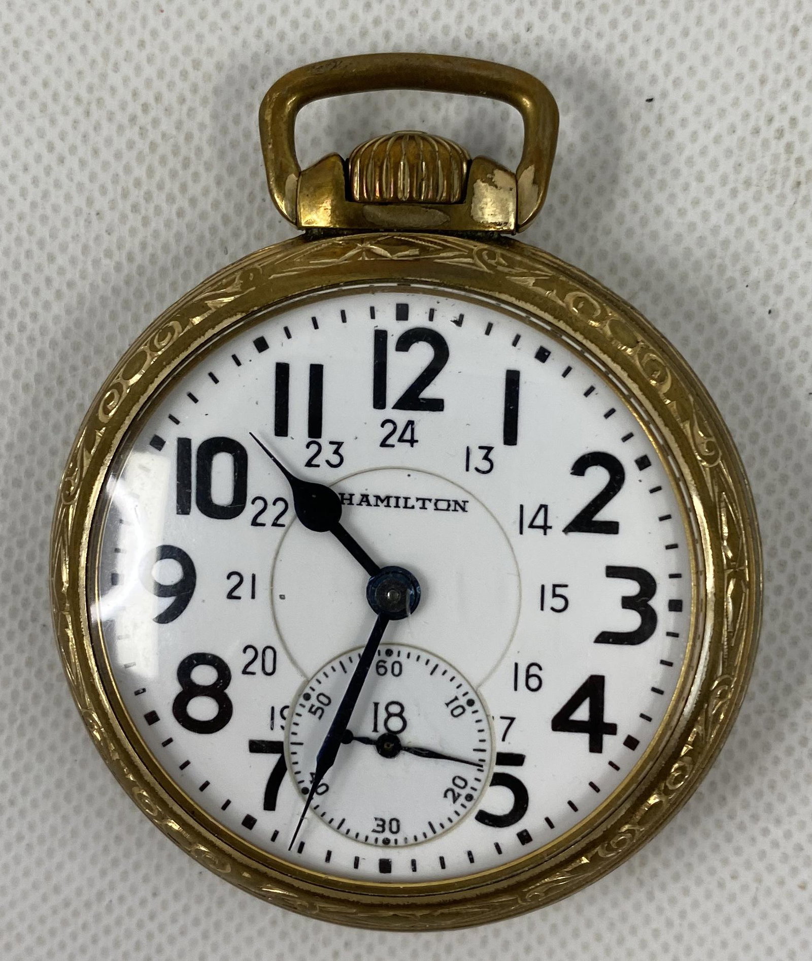 ANTIQUE HAMILTON GOLD-FILLED 21 JEWELS POCKET WATCH: ANTIQUE HAMILTON GOLD-FILLED 21 JEWELS POCKET WATCH PRE-OWNED, RUNS Diameter: 2 inches *We can't garantee that the watch keeps accurate time, it wasn't tested long enough* SHIPPING FEE CANADA 15.00$ U