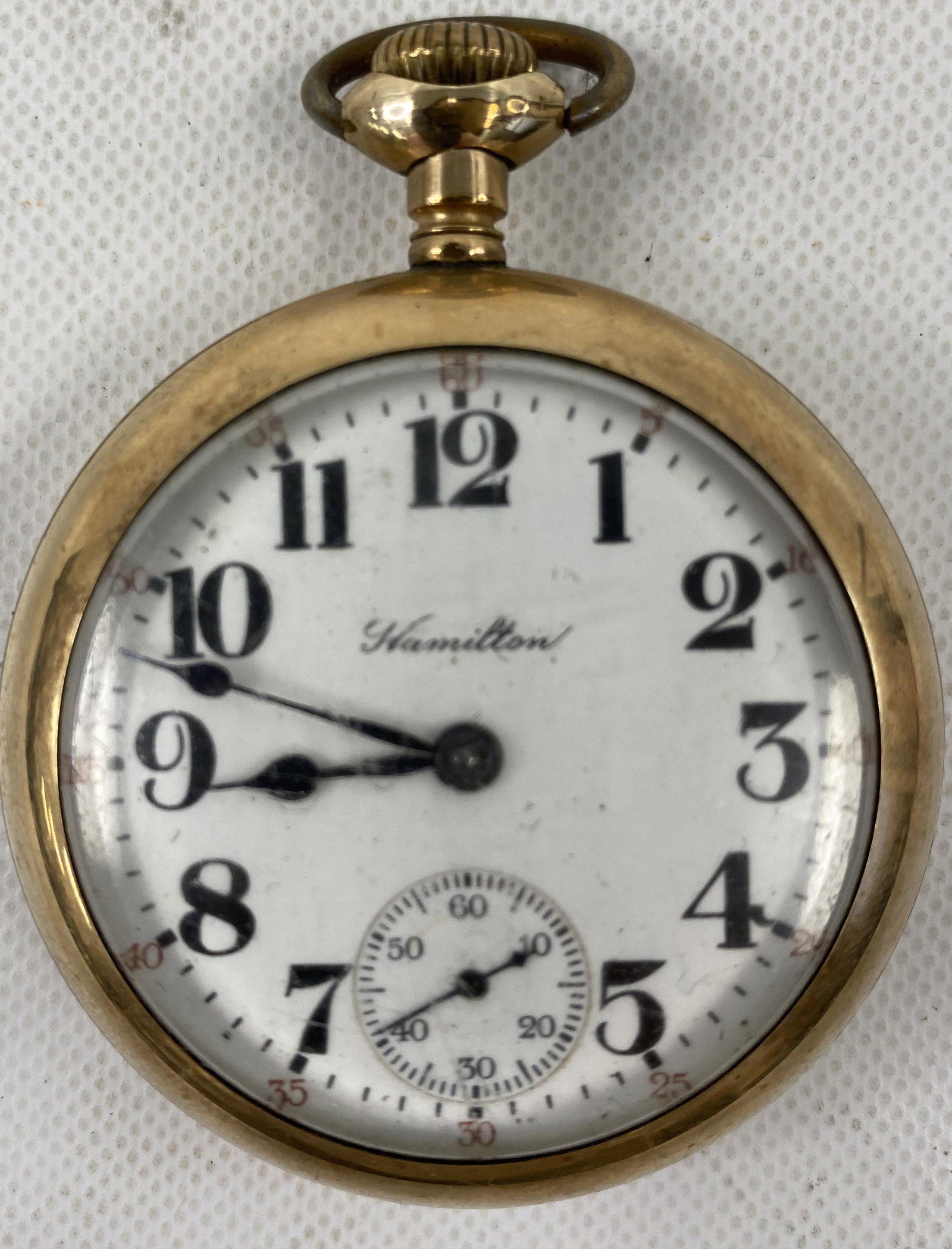 ANTIQUE HAMILTON GOLD-FILLED 17 JEWELS POCKET WATCH: ANTIQUE HAMILTON GOLD-FILLED 17 JEWELS POCKET WATCH PRE-OWNED, RUNS Diameter: 2 1\8 inches *We can't garantee that the watch keeps accurate time, it wasn't tested long enough* SHIPPING FEE CANADA 15.0