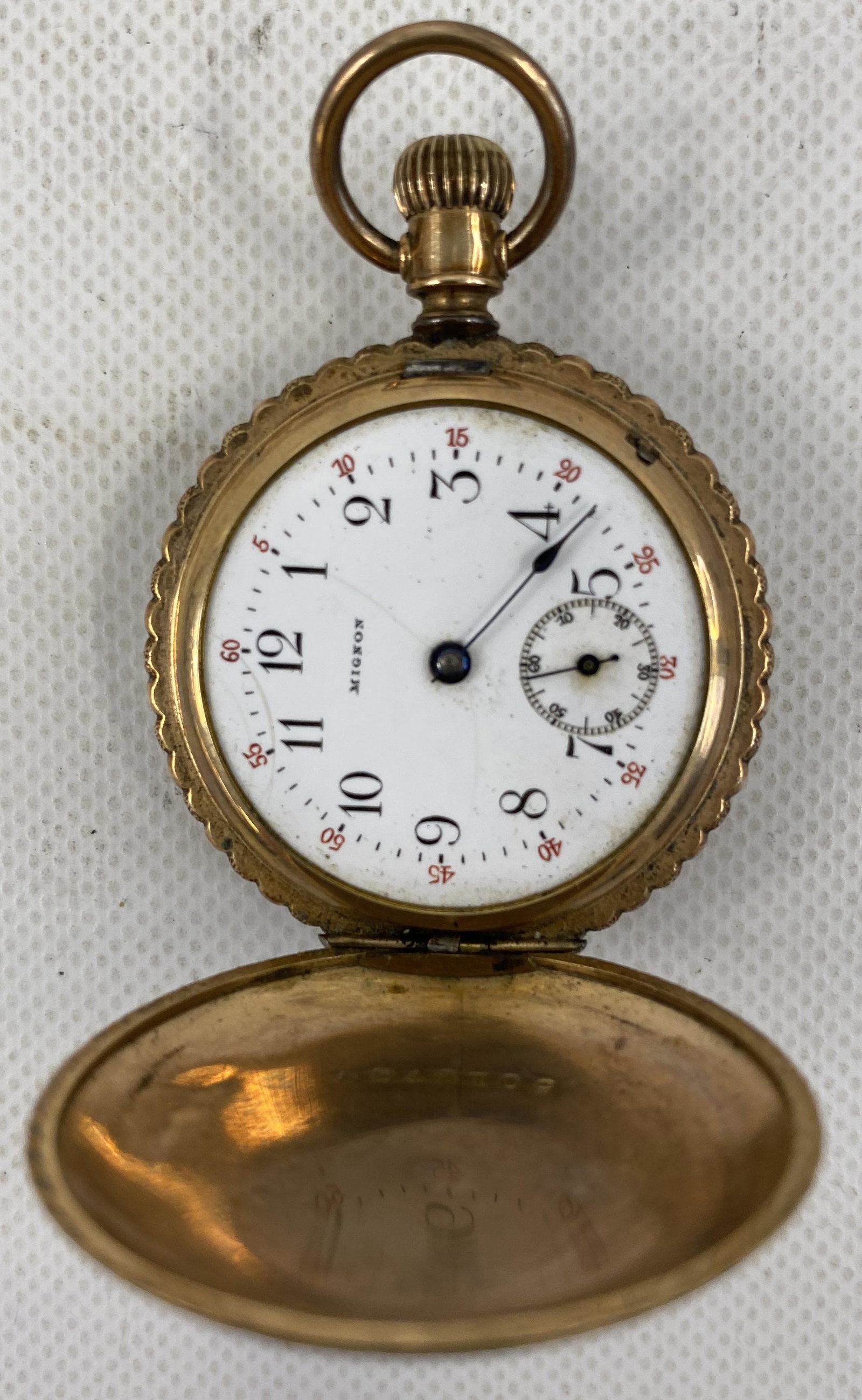 ANTIQUE MIGNON GOLD-FILLED POCKET WATCH: ANTIQUE MIGNON GOLD-FILLED POCKET WATCH PRE-OWNED, DOESN'T RUN CONDITION : CRYSTAL MISSING Diameter: 1 3\8 inch *We can't garantee that the watch keeps accurate time, it wasn't tested long enough* SHI