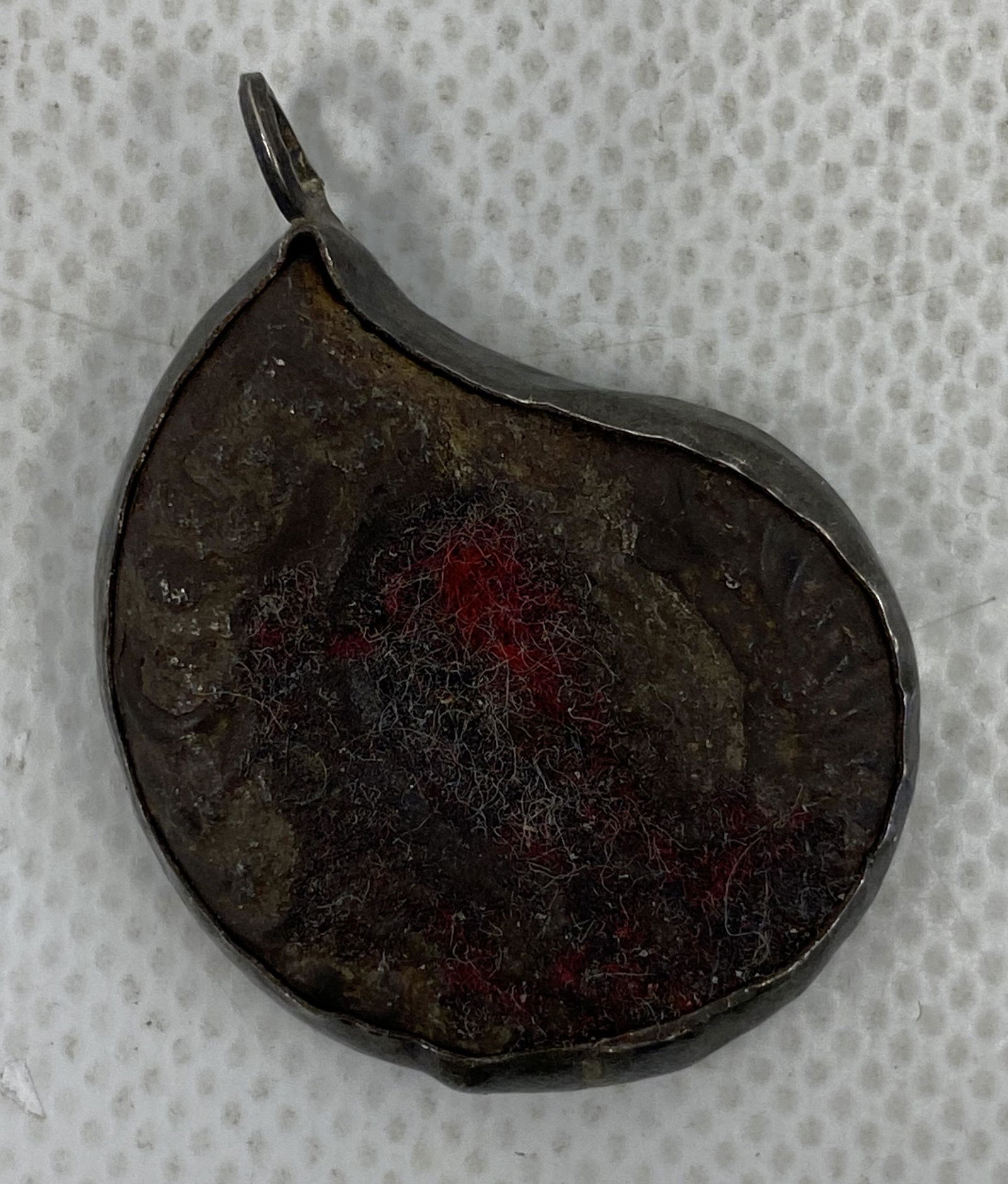 ANTIQUE STERLING SILVER FOSSIL PENDANT: ANTIQUE STERLING SILVER FOSSIL PENDANT CONDITION: PRE-OWNED WEIGHT: 8,1g SHIPPING FEE CANADA 10.00$ USA 15.00$ Combined shipping is available for an extra fee, but only on items won on the same date.