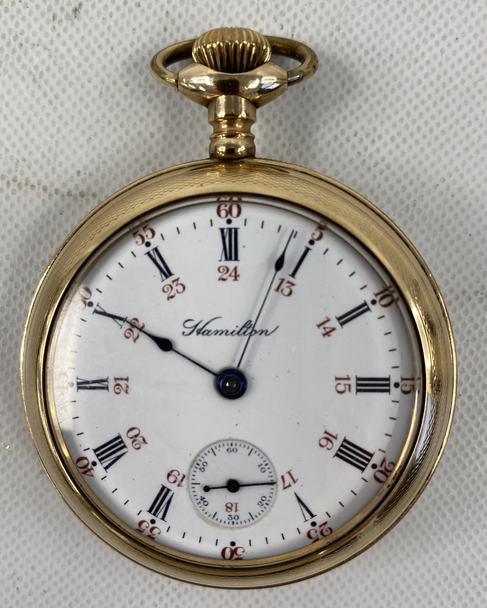 ANTIQUE HAMILTON GOLD-FILLED 17 JEWELS POCKET WATCH: ANTIQUE HAMILTON GOLD-FILLED 17 JEWELS POCKET WATCH PRE-OWNED, RUNS Diameter: 2 1\8 inches *We can't garantee that the watch keeps accurate time, it wasn't tested long enough* SHIPPING FEE CANADA 15.0
