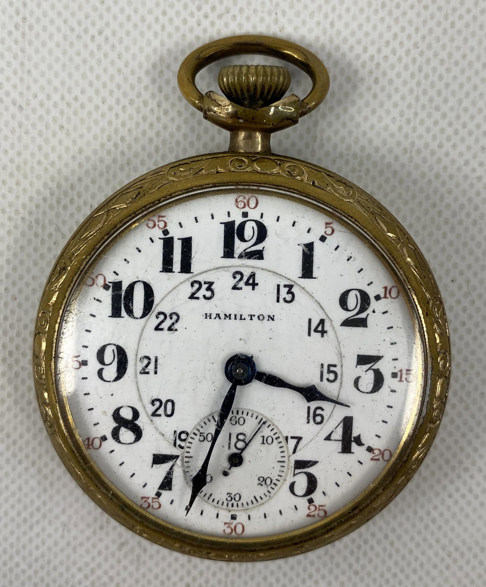 ANTIQUE HAMILTON GOLD-FILLED 21 JEWELS POCKET WATCH: ANTIQUE HAMILTON GOLD-FILLED 17 JEWELS POCKET WATCH PRE-OWNED, RUNS Diameter: 2 inches *We can't garantee that the watch keeps accurate time, it wasn't tested long enough* SHIPPING FEE CANADA 15.00$ U