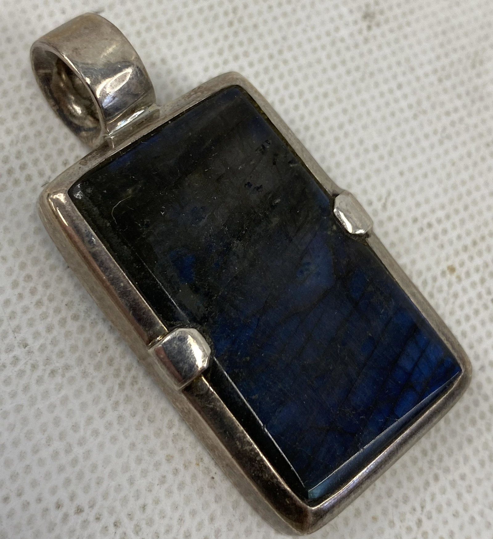 VINTAGE STERLING SILVER RECTANTGULAR PENDANT MULTI-COLORED STONE: VINTAGE STERLING SILVER RECTANTGULAR PENDANT MULTI-COLORED STONE CONDITION: PRE-OWNED WEIGHT: 28,9g SHIPPING FEE CANADA 10.00$ USA 15.00$ Combined shipping is available for an extra fee, but only on i