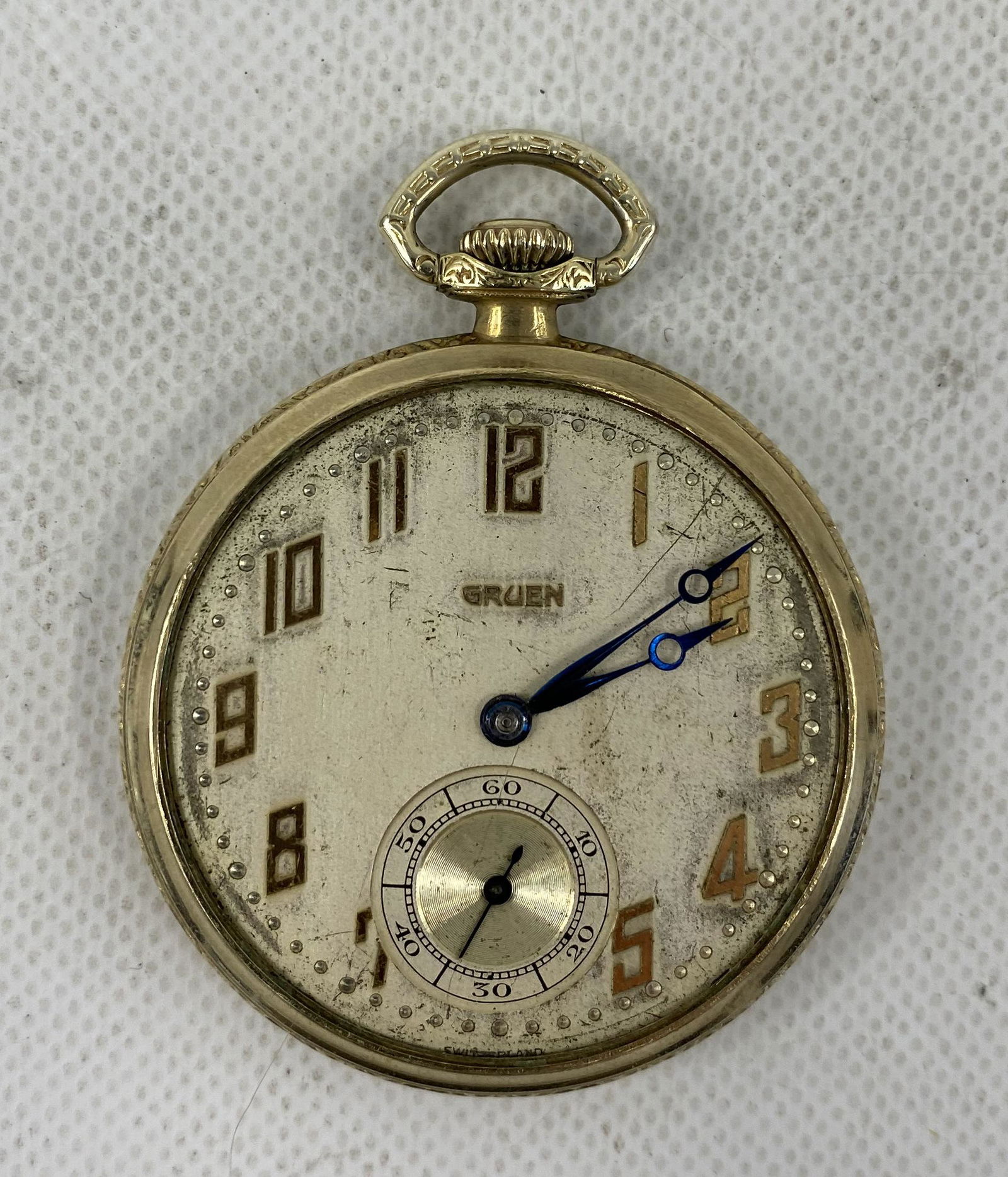 ANTIQUE GRUEN GOLD FILLED 15 JEWELS POCKET WATCH: ANTIQUE GRUEN GOLD FILLED 15 JEWELS POCKET WATCH CONDITION: PRE-OWNED,RUN, CRYSTAL MISSING Diameter: 1 3/4 inch *We can't garantee that the watch keeps accurate time, it wasn't tested long enough* SHI