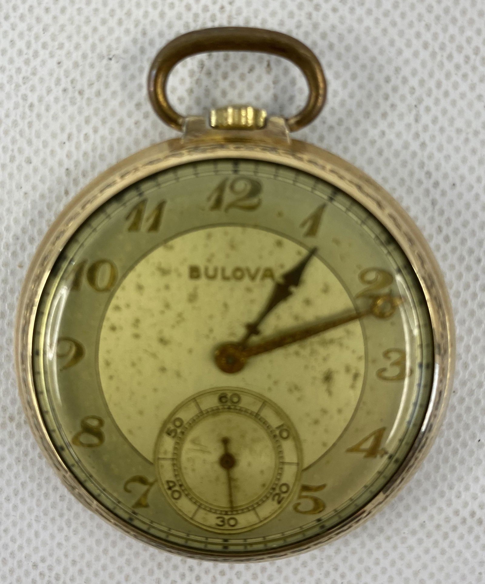 ANTIQUE BULOVA GOLD-FILLED 17 JEWELS POCKET WATCH: ANTIQUE BULOVA GOLD-FILLED 17 JEWELS POCKET WATCH CONDITION: PRE-OWNED, RUN Diameter: 1 3/4 inch *We can't garantee that the watch keeps accurate time, it wasn't tested long enough* SHIPPING FEE CANAD