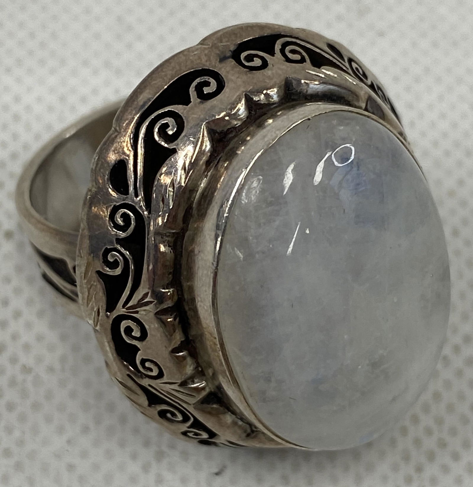 VINTAGE STERLING SILVER COCKTAIL RING OPAL: VINTAGE STERLING SILVER COCKTAIL RING OPAL CONDITION: PRE-OWNED WEIGHT: 23,6g SHIPPING FEE CANADA 10.00$ USA 15.00$ Combined shipping is available for an extra fee, but only on items won on the same d