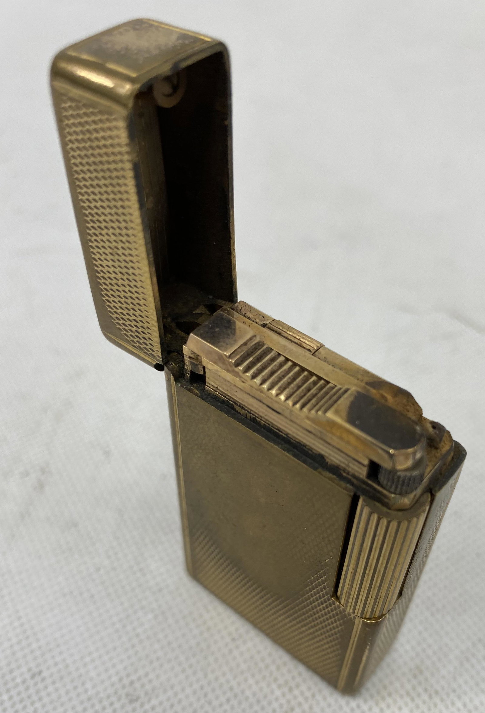 VINTAGE DUPONT GOLD PLATED LIGHTER: VINTAGE DUPONT GOLD PLATED LIGHTER CONDITION: PRE-OWNED SHIPPING FEE CANADA 10.00$ USA 15.00$ Combined shipping is available for an extra fee, but only on items won on the same date. *All prices are i