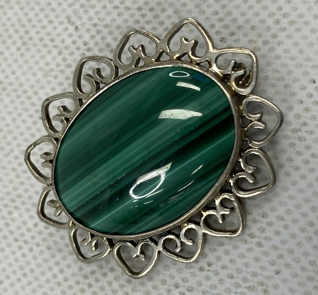 VINTAGE STERLING SILVER OVAL BROOCH GREEN STRIPPED STONE (1 of 2)