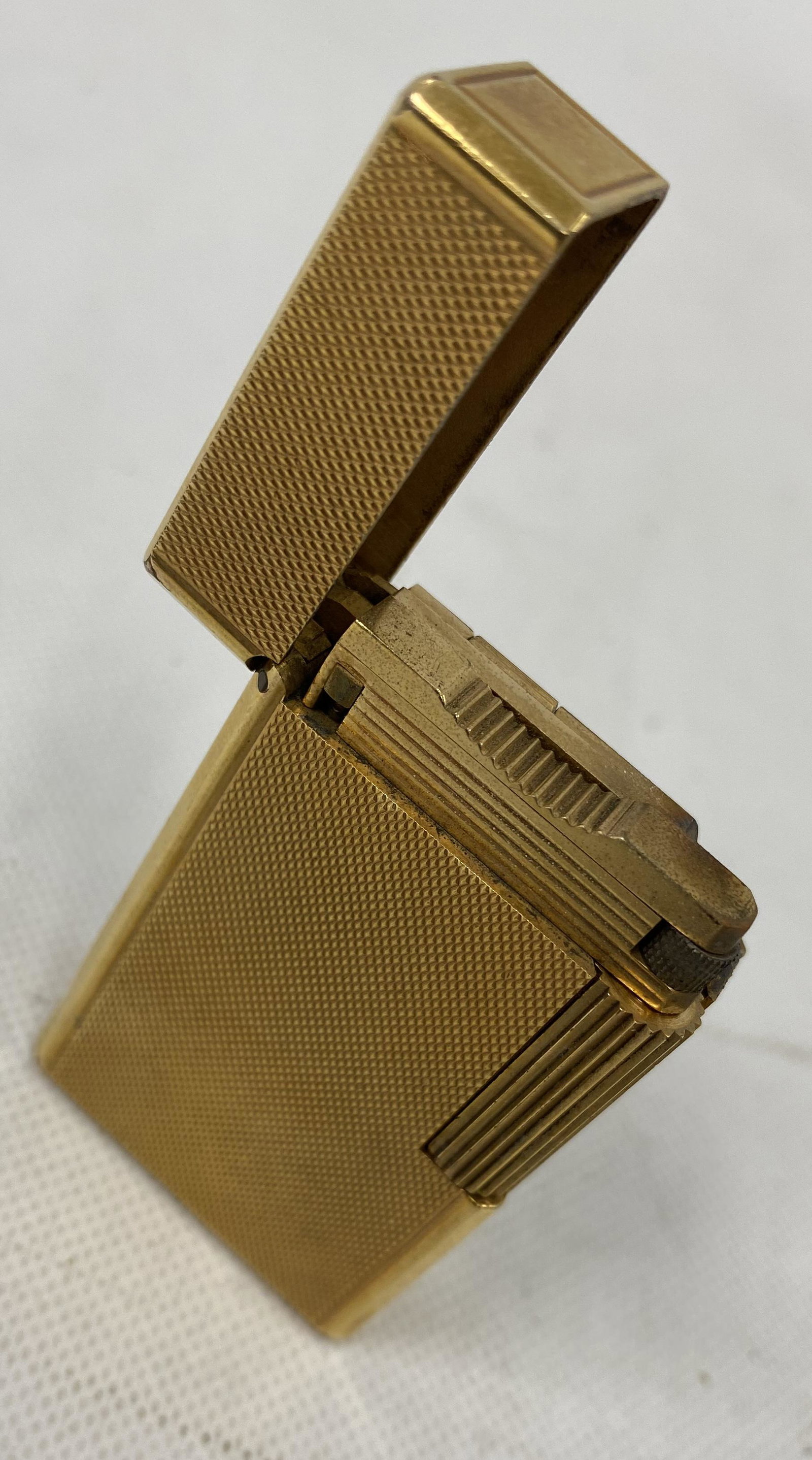 VINTAGE DUPONT GOLD PLATED LIGHTER: VINTAGE DUPONT GOLD PLATED LIGHTER CONDITION: PRE-OWNED SHIPPING FEE CANADA 10.00$ USA 15.00$ Combined shipping is available for an extra fee, but only on items won on the same date. *All prices are i