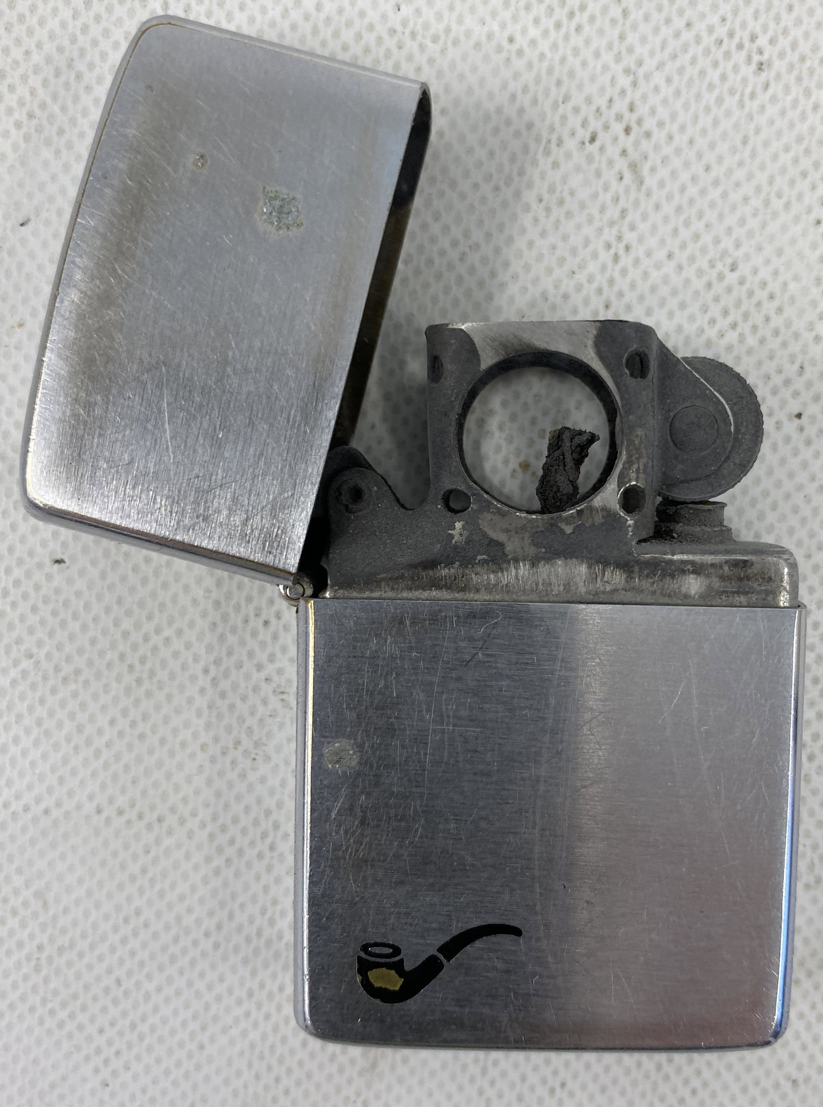 VINTAGE ZIPPO LIGHTER: VINTAGE ZIPPO LIGHTER CONDITION: PRE-OWNED SHIPPING FEE CANADA 10.00$ USA 15.00$ Combined shipping is available for an extra fee, but only on items won on the same date. *All prices are in USD* THE IN