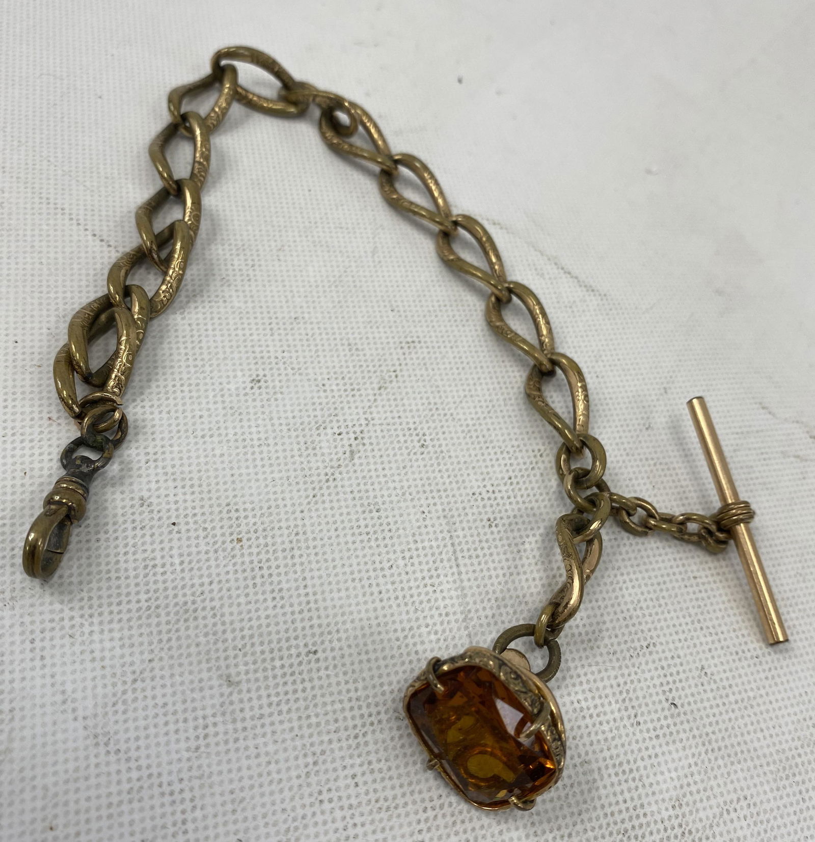 ANTIQUE GOLD FILLED POCKET WATCH CHAIN: ANTIQUE GOLD FILLED POCKET WATCH CHAIN CONDITION: PRE-OWNED SIZE : 12 INCHES SHIPPING FEE CANADA 10.00$ USA 15.00$ Combined shipping is available for an extra fee, but only on items won on the same da