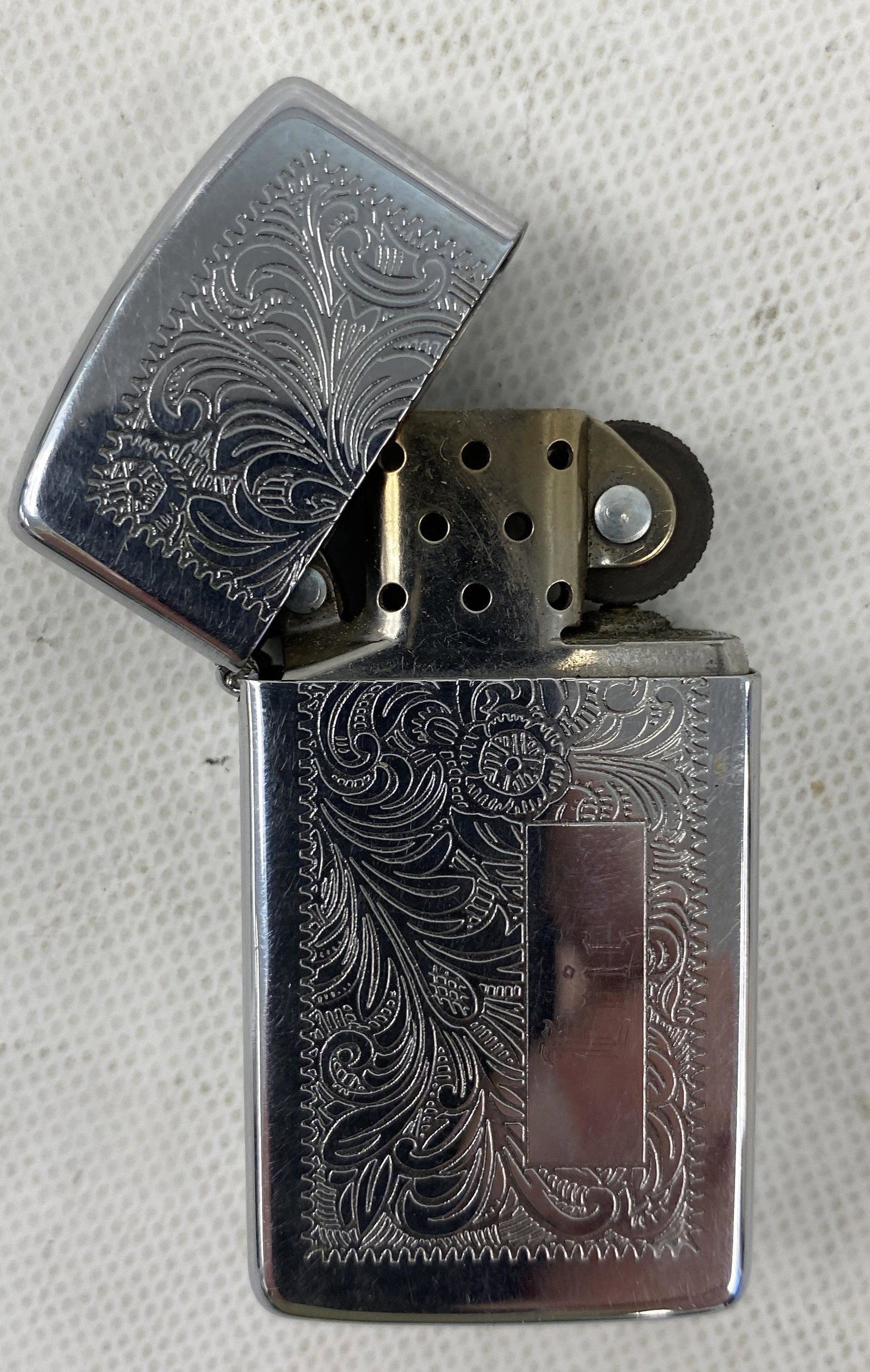 VINTAGE ZIPPO LIGHTER: VINTAGE ZIPPO LIGHTER CONDITION: PRE-OWNED SHIPPING FEE CANADA 10.00$ USA 15.00$ Combined shipping is available for an extra fee, but only on items won on the same date. *All prices are in USD* THE IN