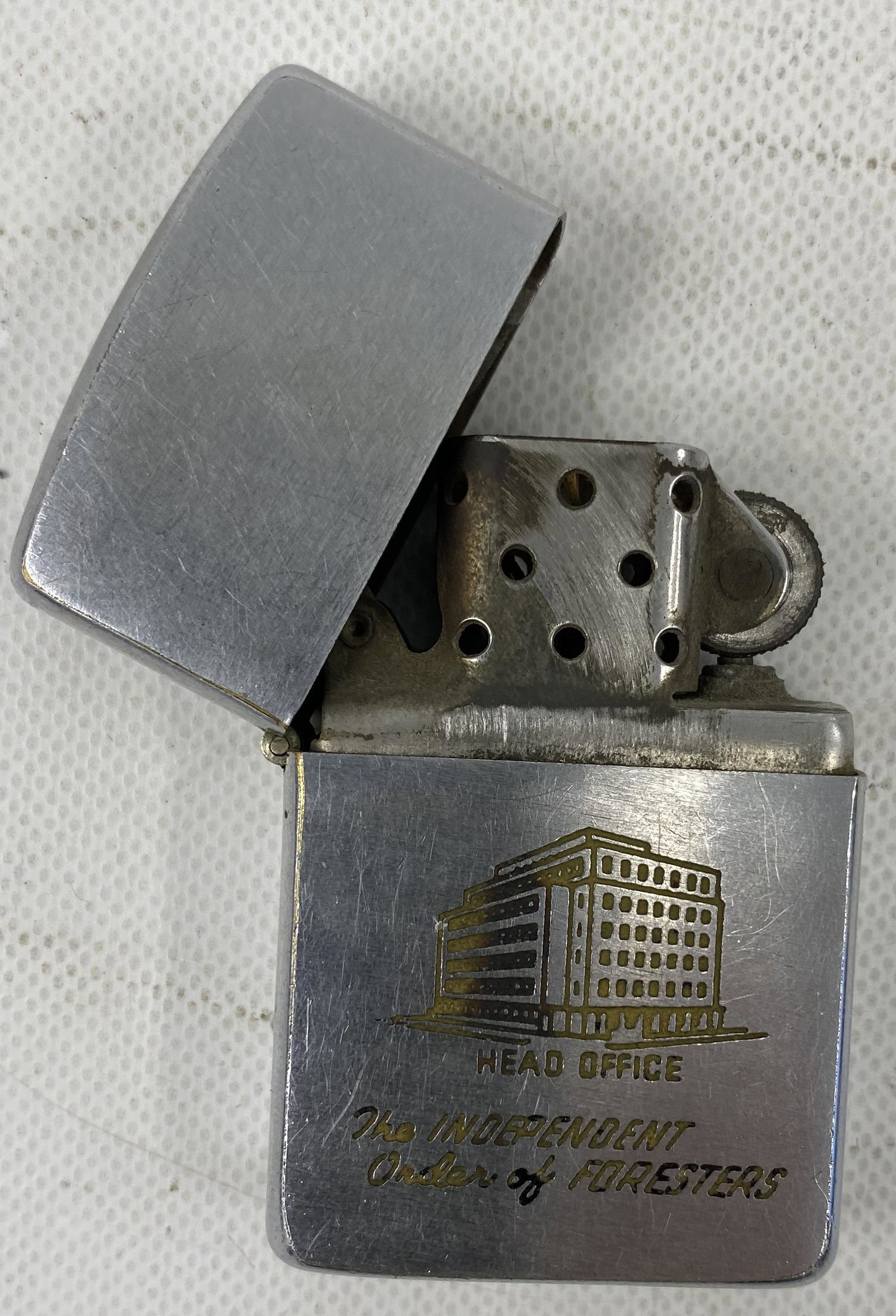 VINTAGE ZIPPO LIGHTER: VINTAGE ZIPPO LIGHTER CONDITION: PRE-OWNED SHIPPING FEE CANADA 10.00$ USA 15.00$ Combined shipping is available for an extra fee, but only on items won on the same date. *All prices are in USD* THE IN