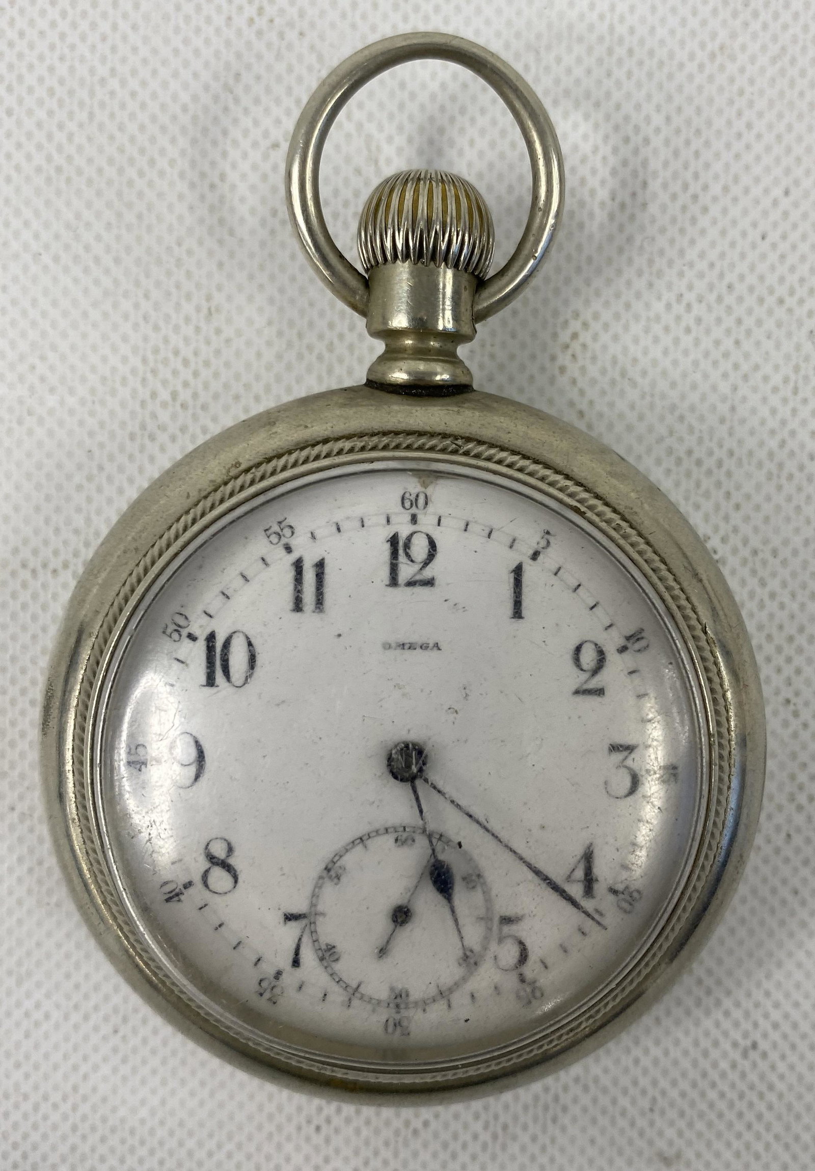 ANTIQUE OMEGA SILVEROID 15 JEWELS POCKET WATCH: ANTIQUE OMEGA SILVEROID 15 JEWELS POCKET WATCH The watch is pre-owned and runs. Diameter: 2 1/4 inch. *We can't garantee that the watch keeps accurate time, it wasn't tested long enough* SHIPPING FEE 