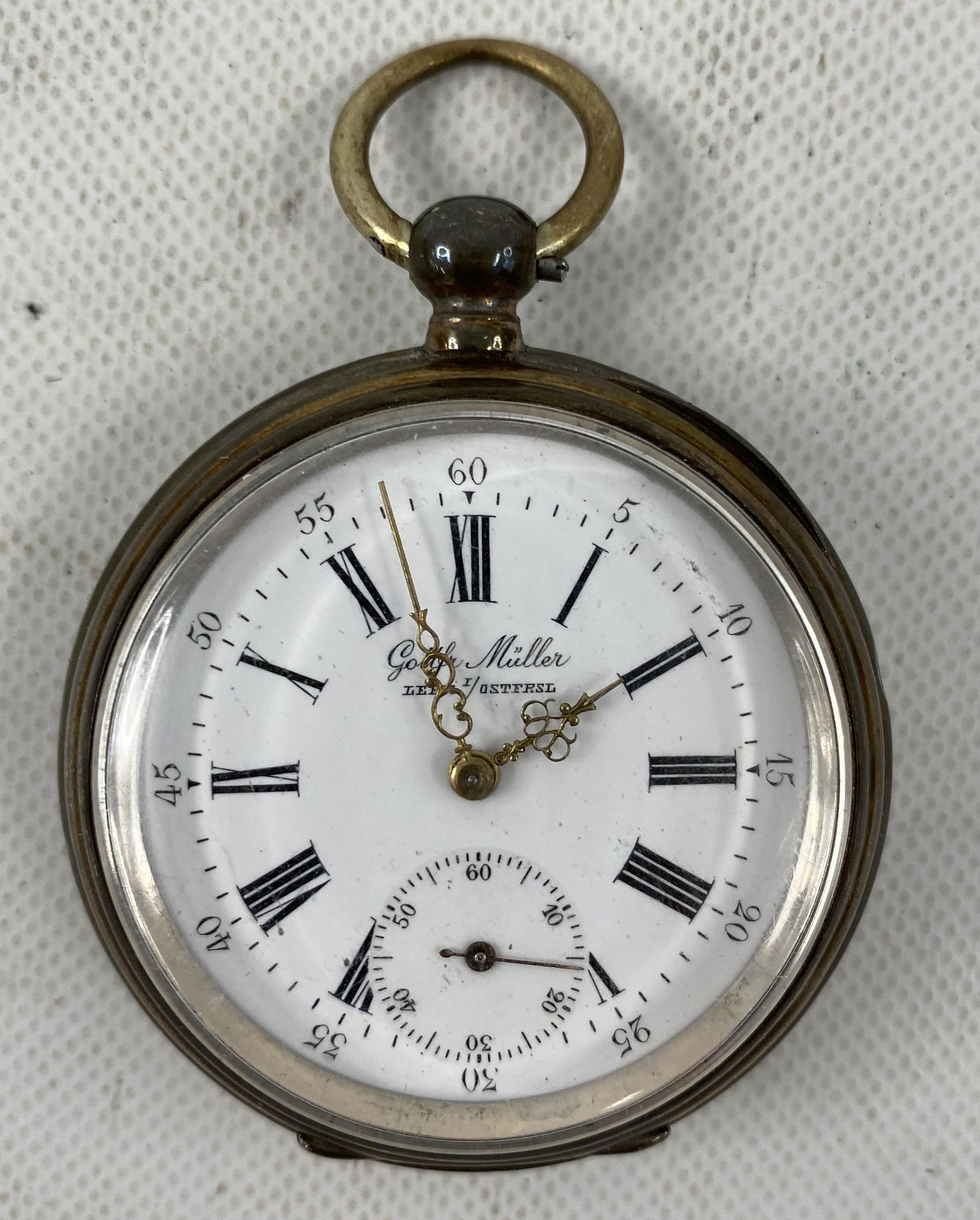ANTIQUE G. MULLER 0.800 SILVER POCKET WATCH: ANTIQUE G. MULLER 0.800 SILVER POCKET WATCH CONDITION: PRE-OWNED, RUNS Diameter: 2 INCHES *We can't garantee that the watch keeps accurate time, it wasn't tested long enough* SHIPPING FEE CANADA 15.00