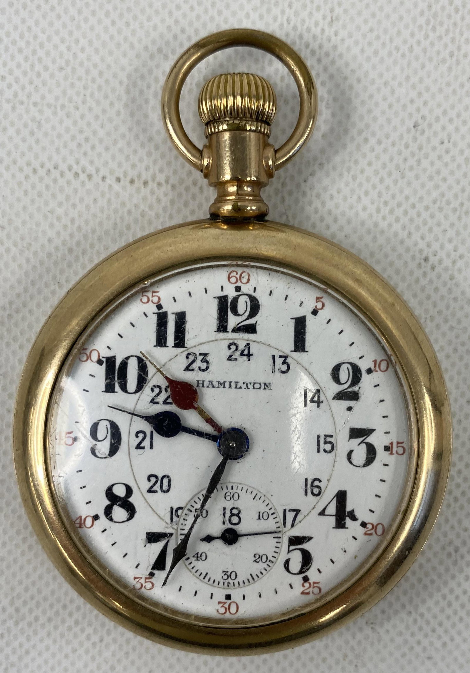 ANTIQUE HAMILTON GOLD-FILLED 21 JEWELS POCKET WATCH: ANTIQUE HAMILTON GOLD-FILLED 21 JEWELS POCKET WATCH CONDITION: PRE-OWNED, RUNS Diameter: 2INCHES *We can't garantee that the watch keeps accurate time, it wasn't tested long enough* SHIPPING FEE CANAD