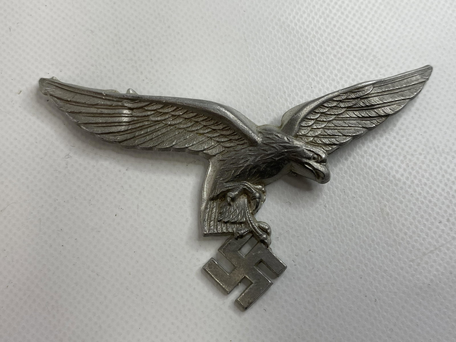 1939-45 WW2 GERMAN LUFTWAFFE EAGLE CAP BADGE (1 of 2)