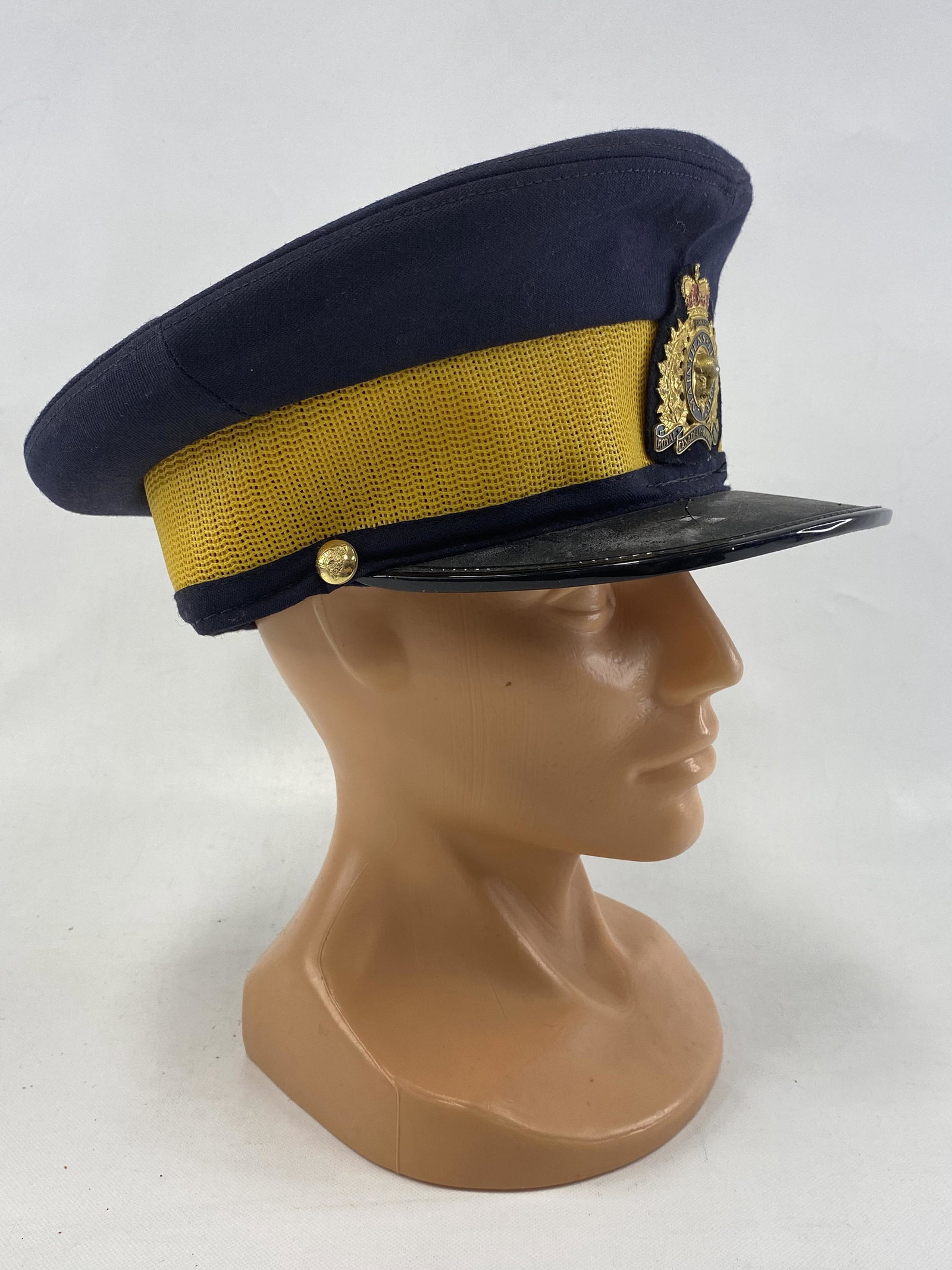 VINTAGE CANADA POLICE CAP & BOX: VINTAGE CANADA POLICE CAP & BOX PRE-OWNED SHIPPING FEE CANADA 20.00$ USA 25.00$ Combined shipping is available for an extra fee, but only on items won on the same date. *All prices are in USD* THE INV
