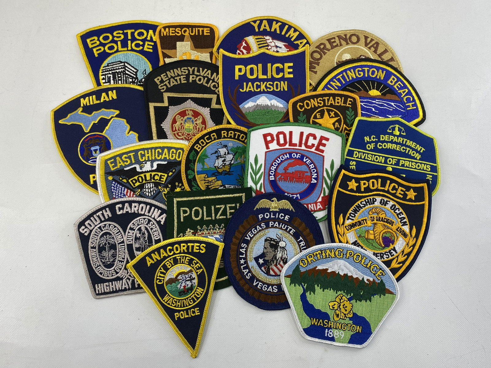 VINTAGE POLICE SHOULDER PATCHES LOT OF 20: VINTAGE POLICE SHOULDER PATCHES LOT OF 20 PRE-OWNED SHIPPING FEE CANADA 15.00$ USA 20.00$ Combined shipping is available for an extra fee, but only on items won on the same date. *All prices are in US