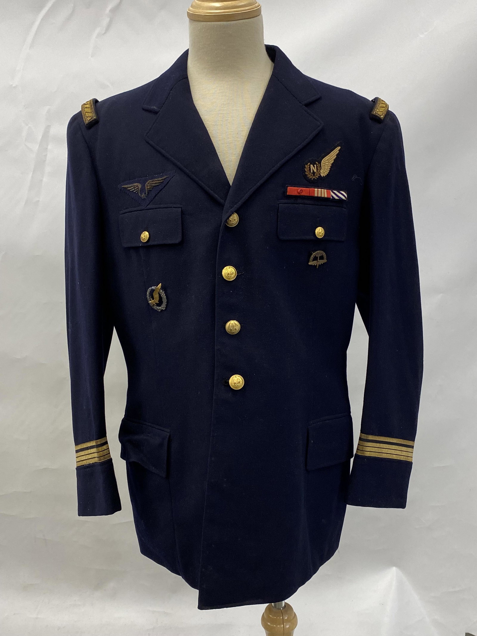 1939-45 WW2 CANADA R.C.A.F. UNIFORM WITH BADGES (1 of 7)