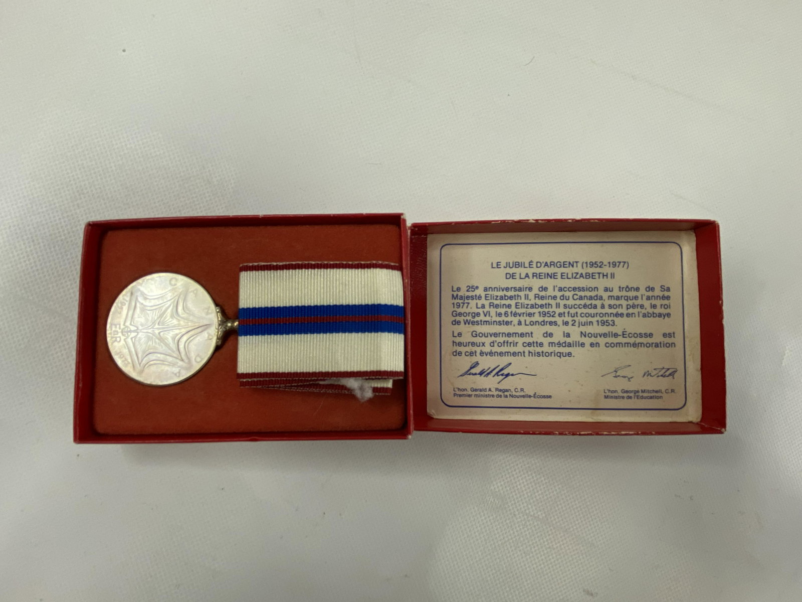 1952-77 ELIZABETH 25TH ANN CORONATION STERLING SILVER MEDAL & BOX (1 of 5)