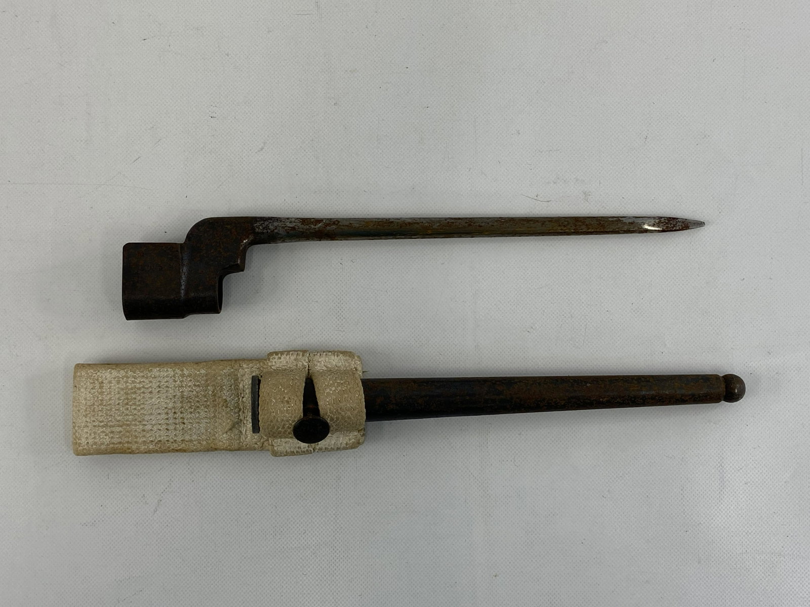 1939-45 WW2 CANADA ARMY BAYONET: 1939-45 WW2 CANADA ARMY BAYONET PRE-OWNED SIZE: 10 3/8 INCHES LONG SHIPPING FEE CANADA 20.00$ USA 25.00$ Combined shipping is available for an extra fee, but only on items won on the same date. *All p