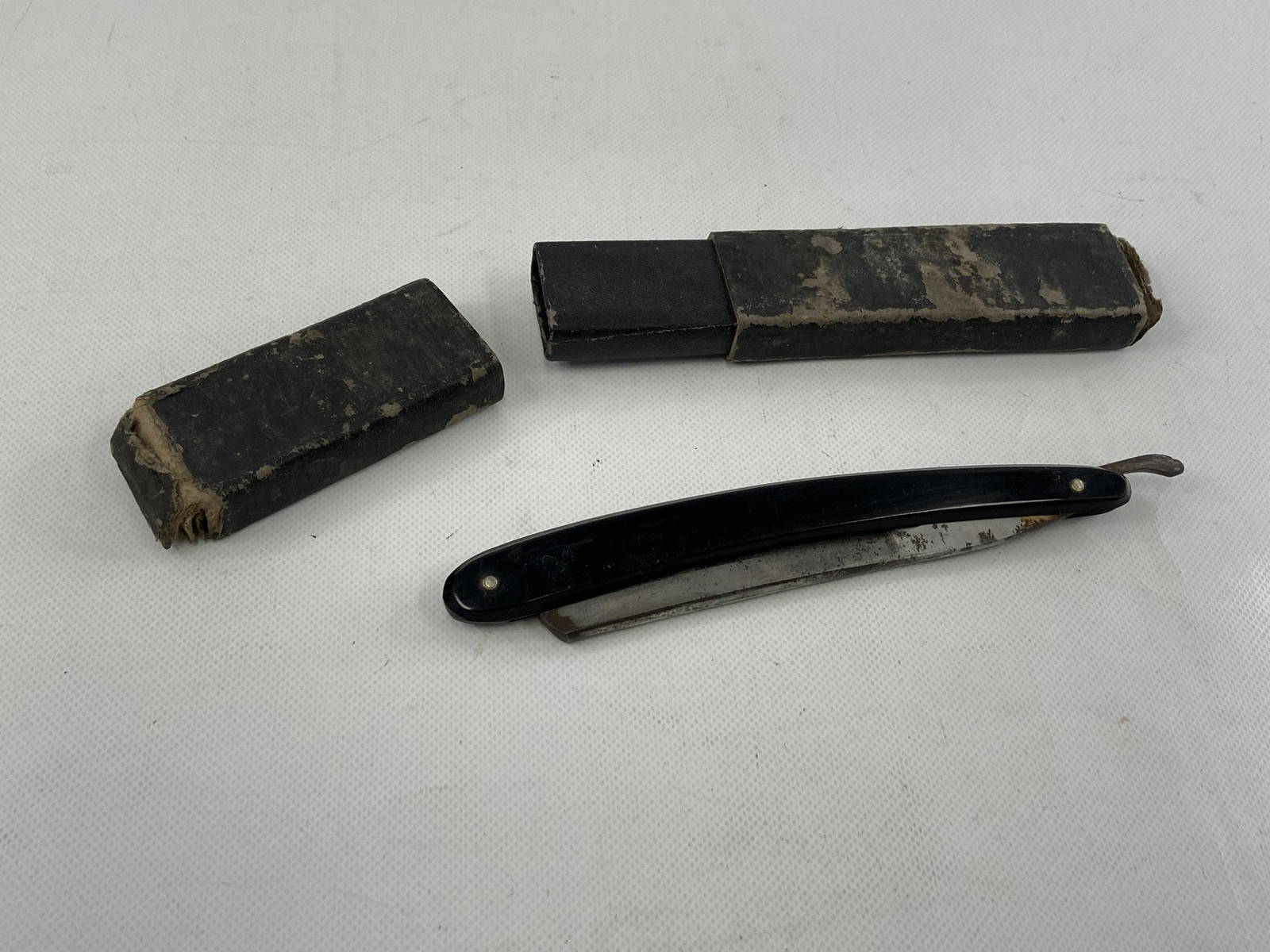 Antique Straight Razor & Box Auction