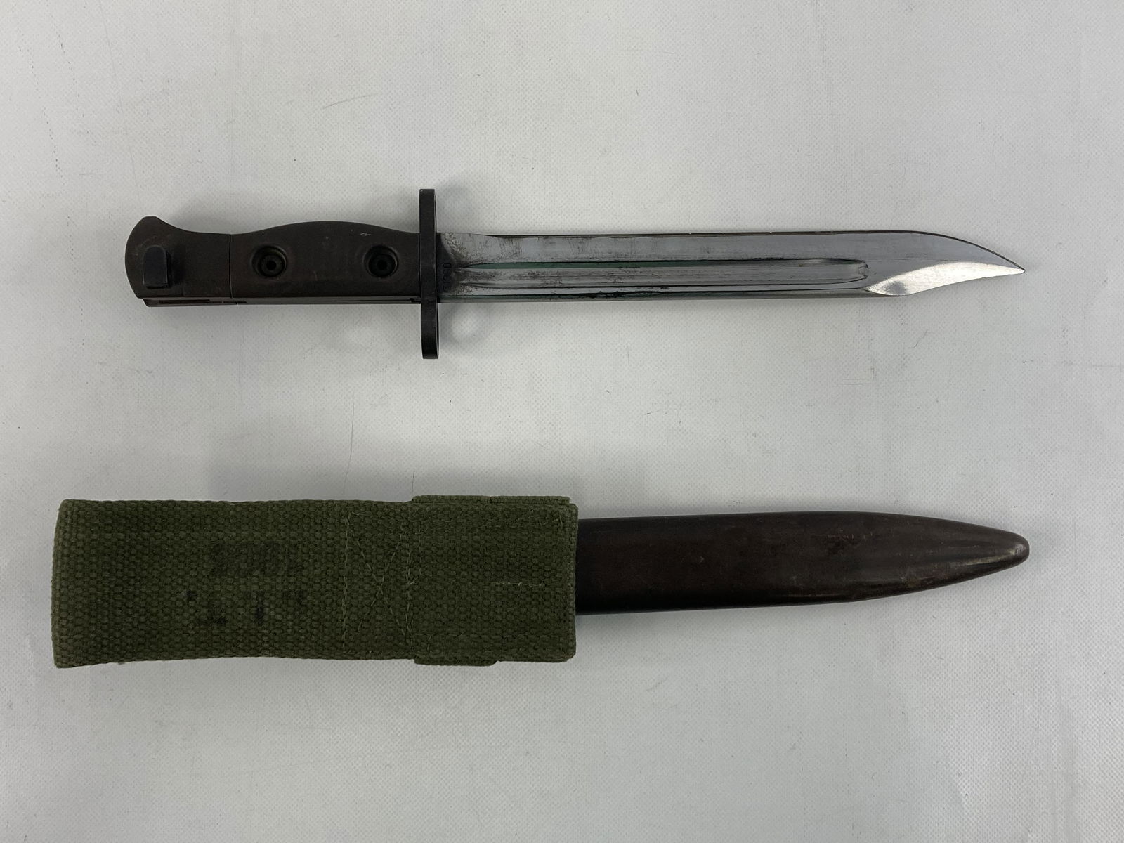 VINTAGE ARMY BAYONET (1 of 4)