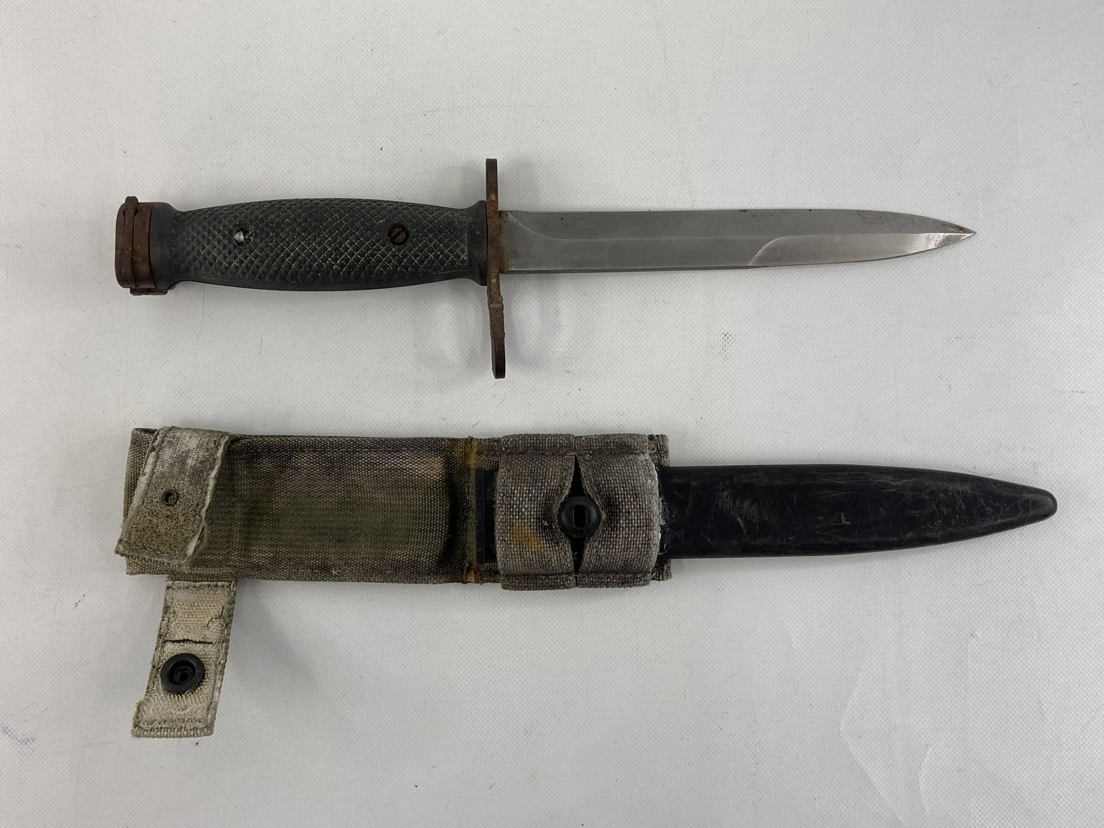 VINTAGE CANADA ARMY NELLA C7 BAYONET AND SCABBARD (1 of 4)