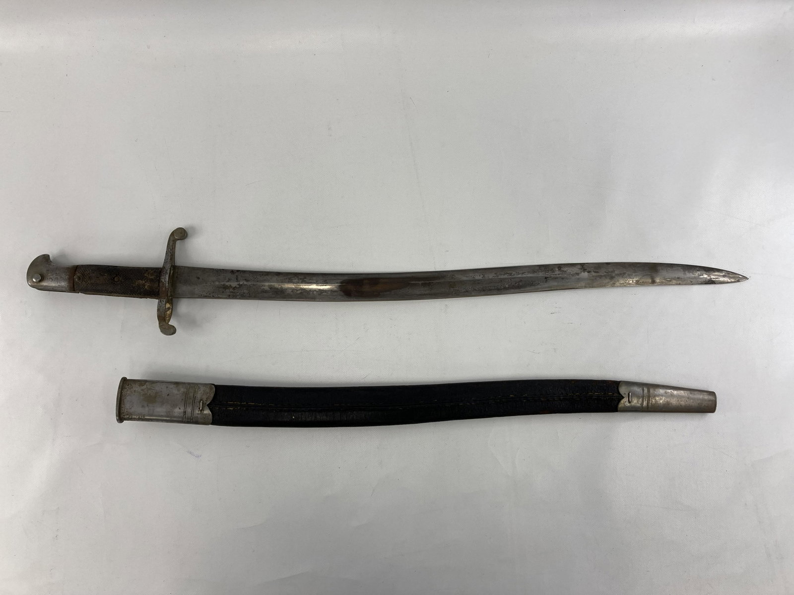 1914-18 WW1 BRITISH ARMY BAYONET AND SCABBARD: 1914-18 WW1 BRITISH ARMY BAYONET AND SCABBARD PRE-OWNED. SIZE: 28 1/2 INCHES LONG SHIPPING FEE CANADA 20.00$ USA 25.00$ Combined shipping is available for an extra fee, but only on items won on the sa