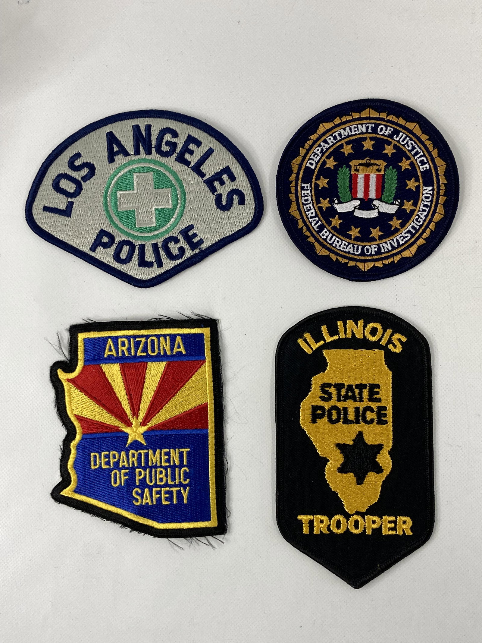 VINTAGE U.S. POLICE SHOULDER PATCH LOT OF 20: VINTAGE U.S. POLICE SHOULDER PATCH LOT OF 20 PRE-OWNED. SHIPPING FEE CANADA 15.00$ USA 20.00$ Combined shipping is available for an extra fee, but only on items won on the same date. *All prices are