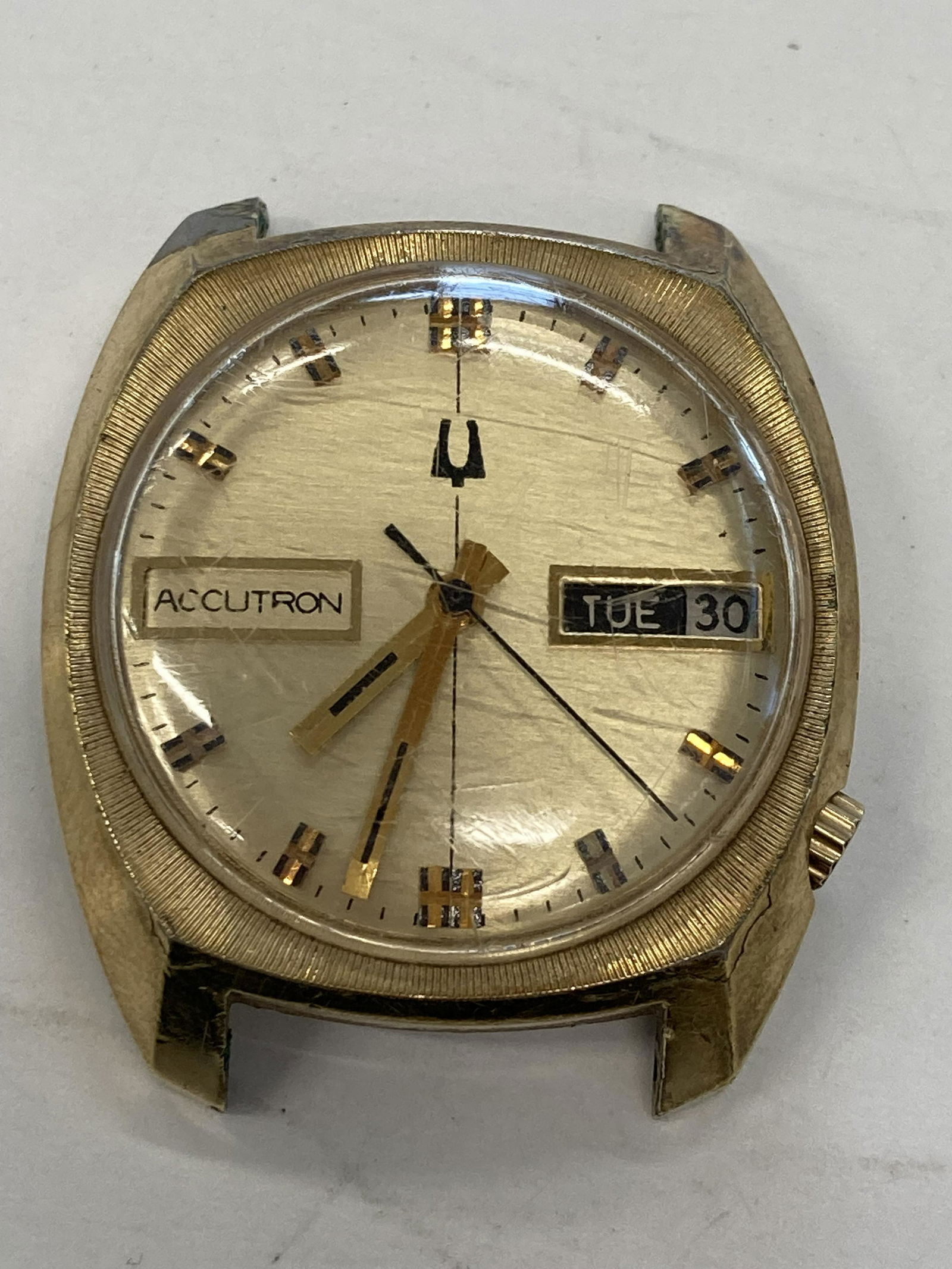 VINTAGE BULOVA ACCUTRON GOLD-FILLED BATTERY MENS WATCH: VINTAGE BULOVA ACCUTRON GOLD-FILLED BATTERY MENS WATCH CONDITION : PRE-OWNED - DOESN`T RUN Diameter: 34 MM *We can't garantee that the watch keeps accurate time, it wasn't tested long enough* SHIPPIN