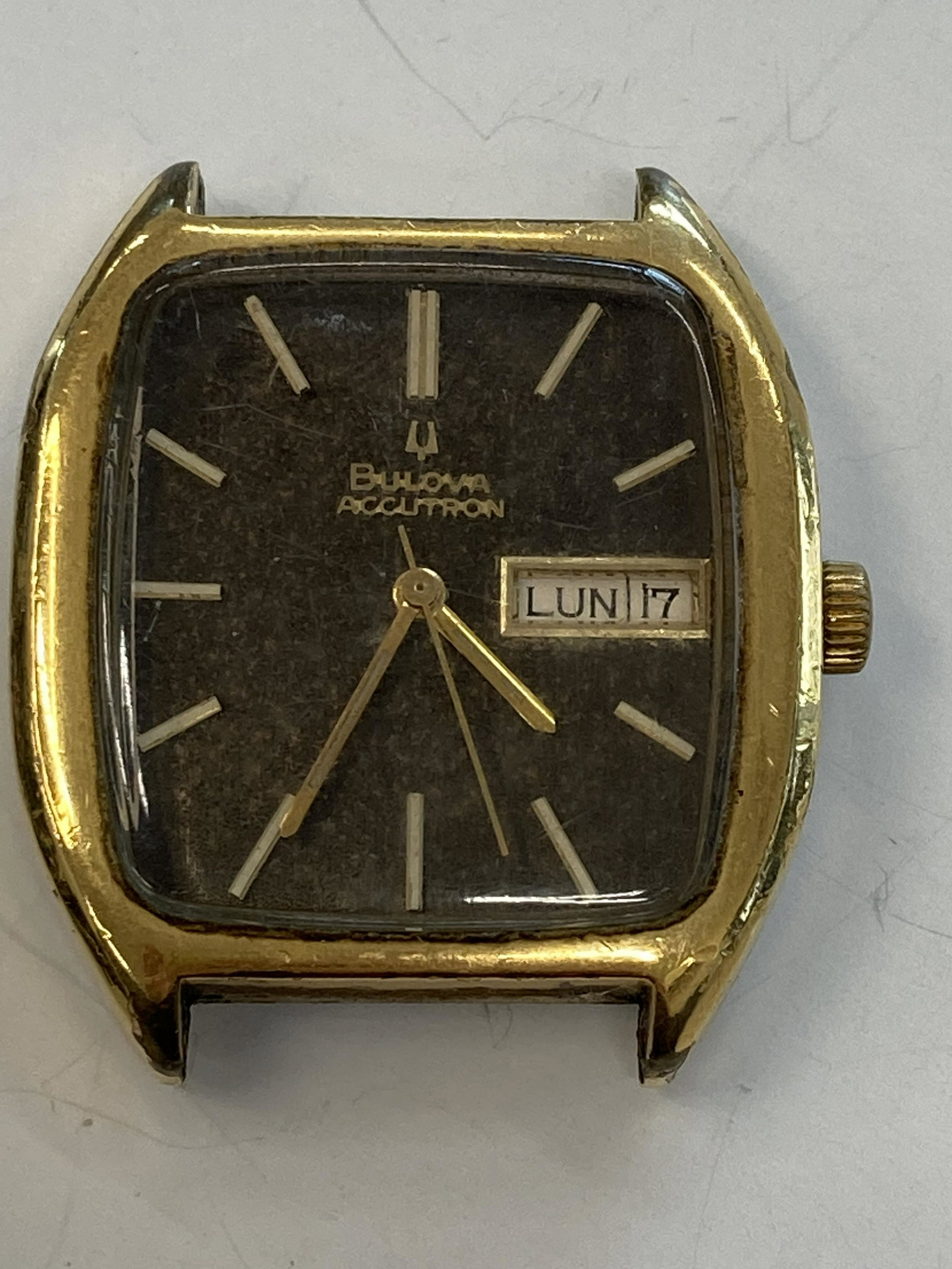 VINTAGE BULOVA ACCUTRON GOLD-FILLED BATTERY MENS WATCH: VINTAGE BULOVA ACCUTRON GOLD-FILLED BATTERY MENS WATCH CONDITION : PRE-OWNED - DOESN`T RUN Diameter: 37 MM *We can't garantee that the watch keeps accurate time, it wasn't tested long enough* SHIPPIN