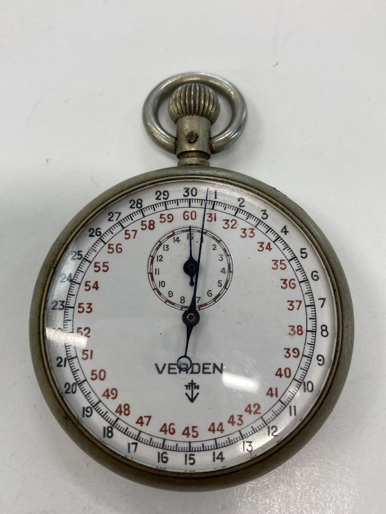 VINTAGE VERDEN STOP WATCH: VINTAGE VERDEN STOP WATCH CONDITION : PRE-OWNED - RUN Diameter: 2 INCHES *We can't garantee that the watch keeps accurate time, it wasn't tested long enough* SHIPPING FEE CANADA 15.00$ USA 20.00$ Com
