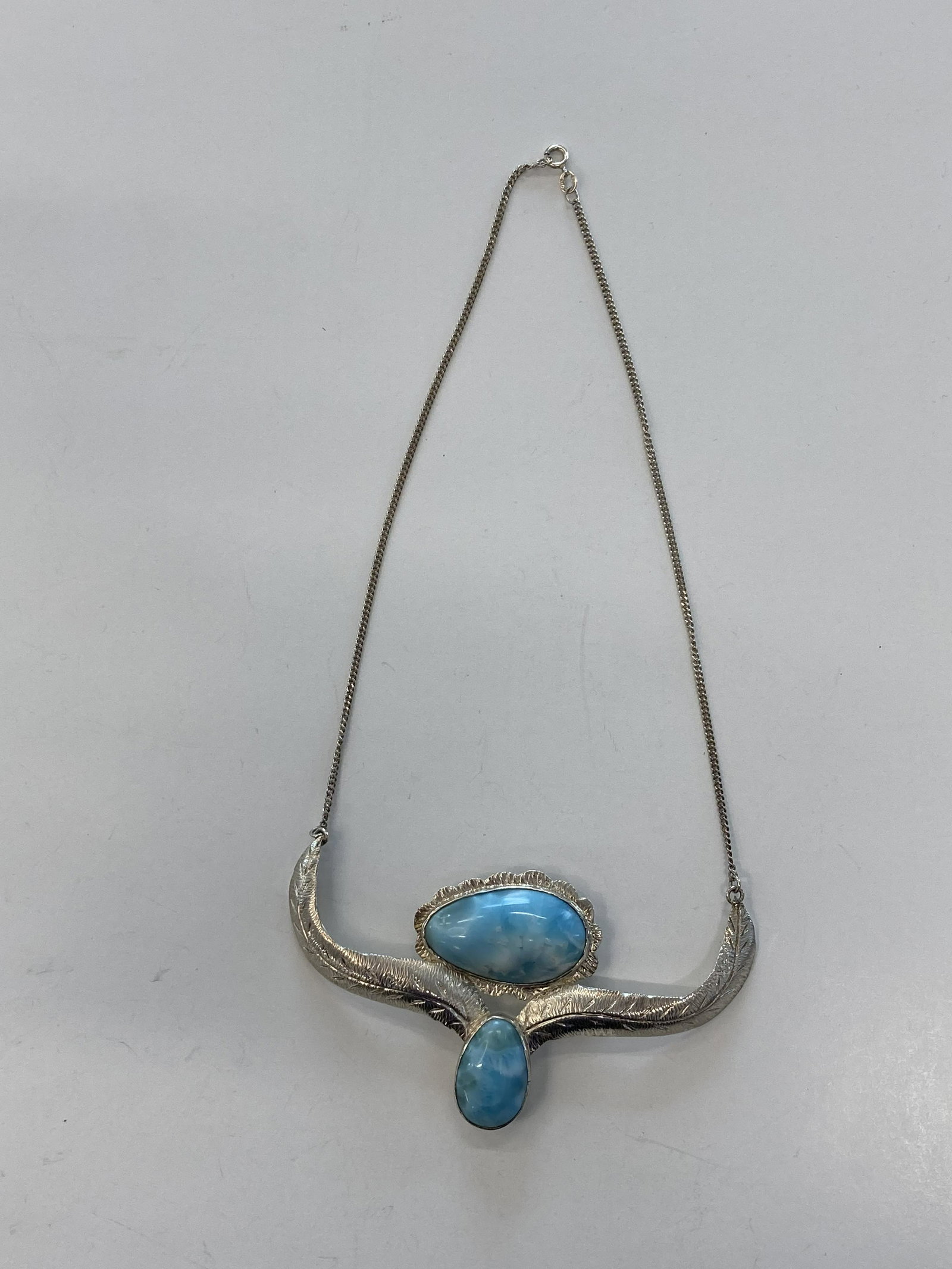 VINTAGE STERLING SILVER FEATHERS NECKLACE LIGHT BLUE STONES: VINTAGE STERLING SILVER FEATHERS NECKLACE LIGHT BLUE STONES /b> CONDITION : PRE-OWNED WEIGHT : 30.1 G SIZE : 16 1/2 INCHES SHIPPING FEE CANADA 15.00$ USA 20.00$ Combined shipping is available for an